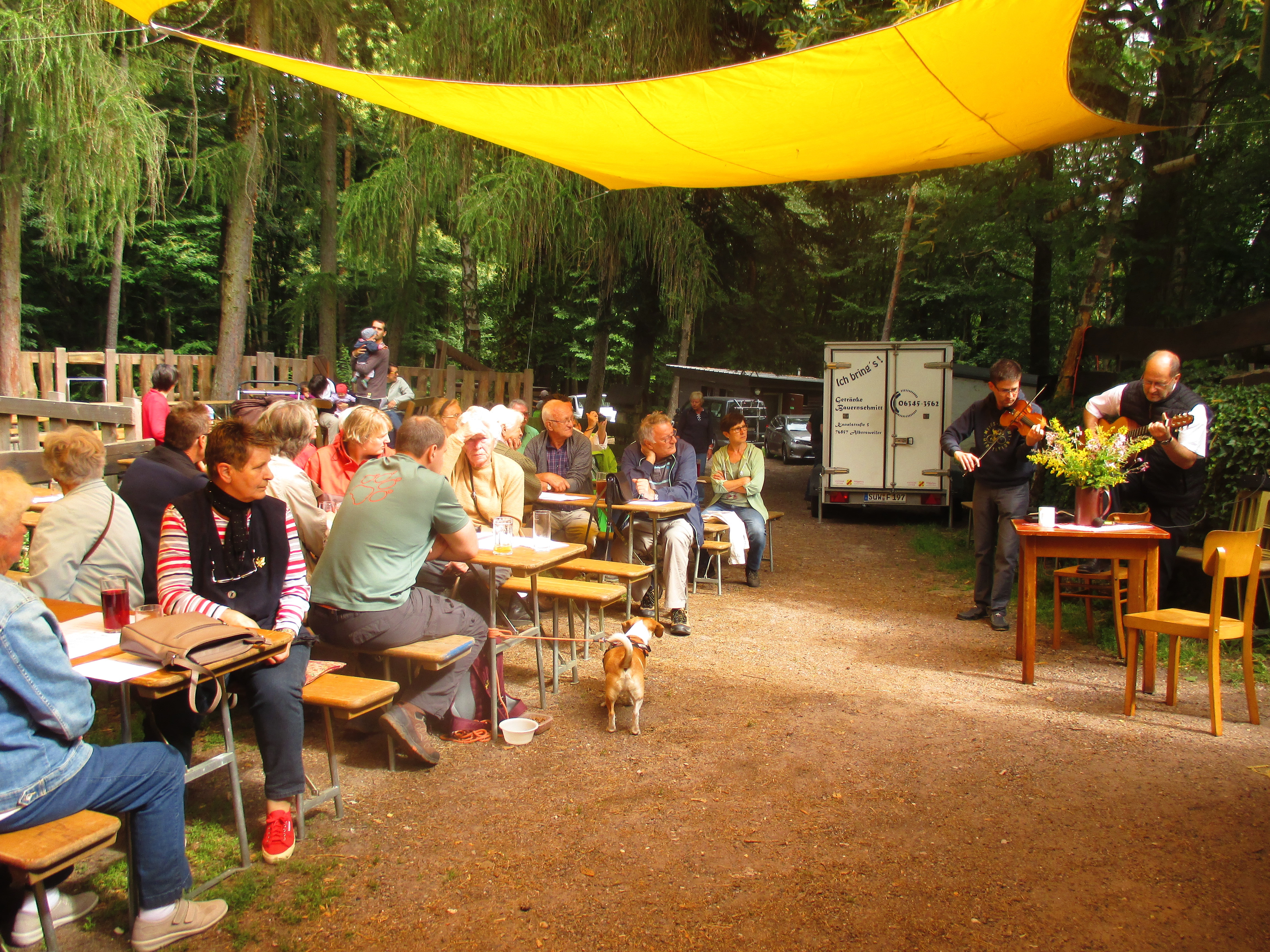 Pfarrer Lothar Schwarz und Peter ust übernahmen die musikalische Begleitung des Waldgottesdienstes auf der Ringelsberghütte. Foto: KLein