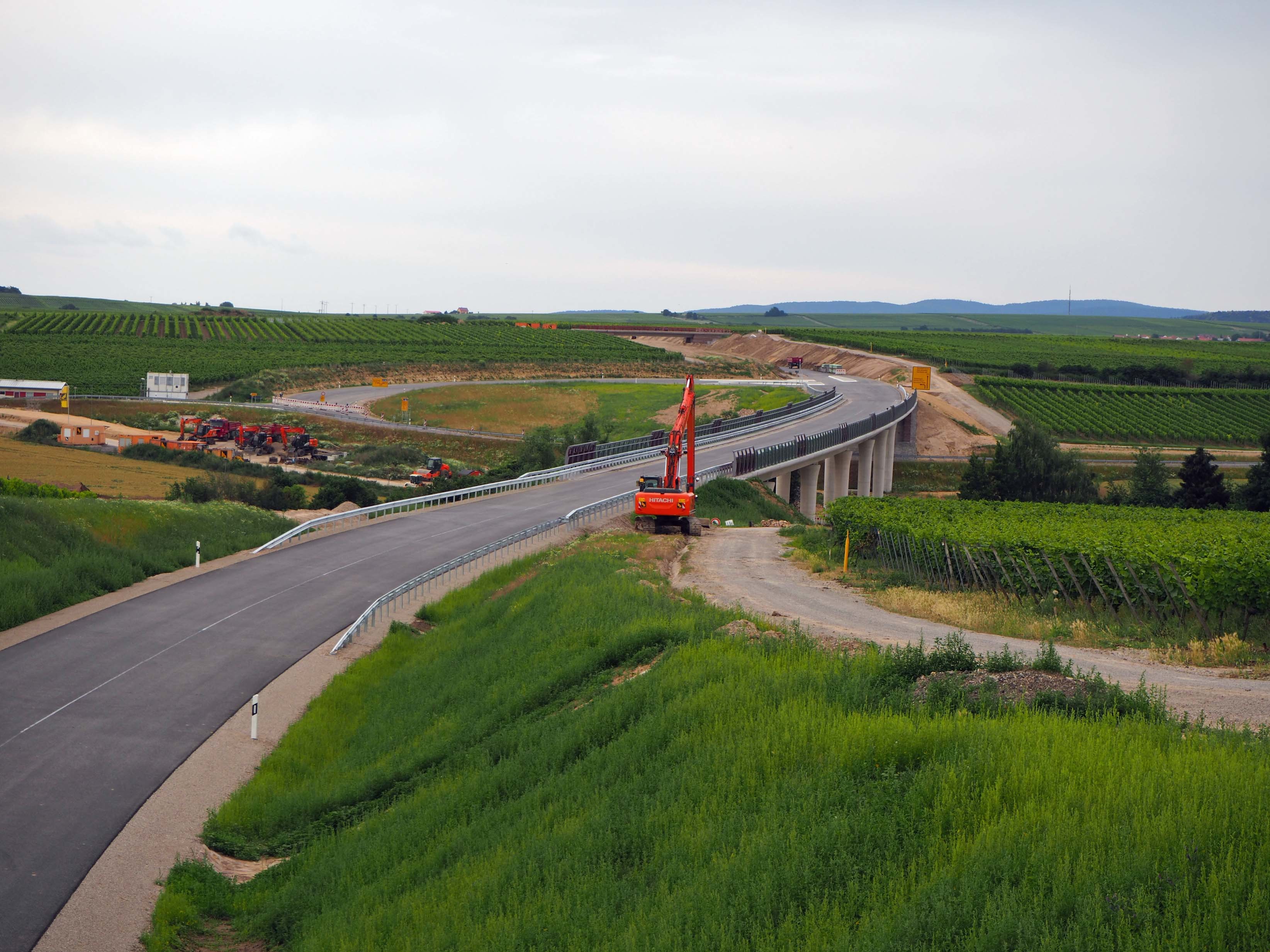 Vor wenigen Tagen wurden noch kleinere Restarbeiten erledigt, ab Mittwoch soll der Verkehr über das erste Teilstück der B 271 Ortsumgehung von Kirchheim fließen.