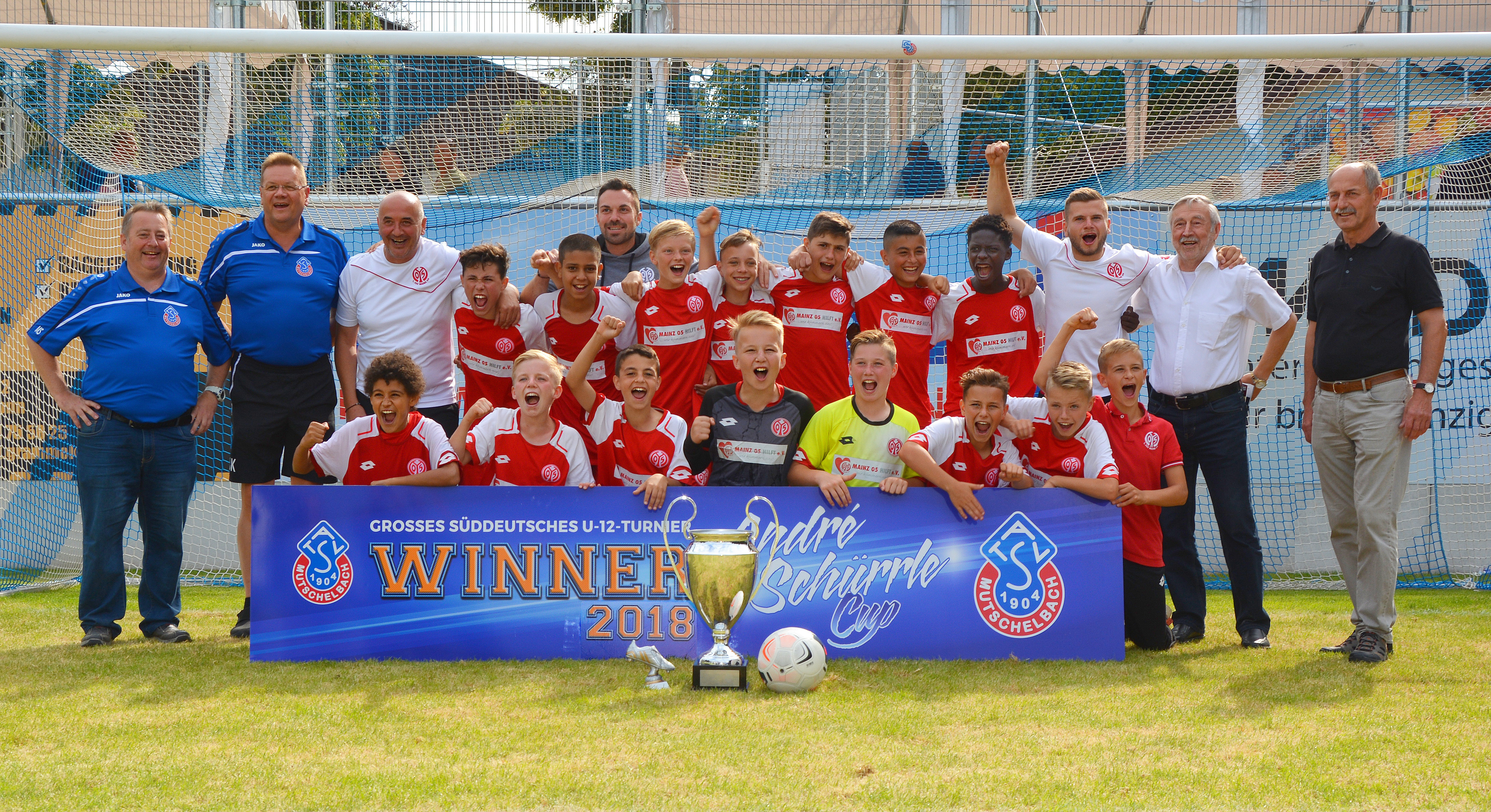 Der bestehende Rekord-Turniersieger FSV Mainz 05 schlug im Final die österreichischen Gäste vom FC Red Bull Salzburg und konnte somit zum bereits 6. Mal den Siegerpokal mit nach Hause nehmen.