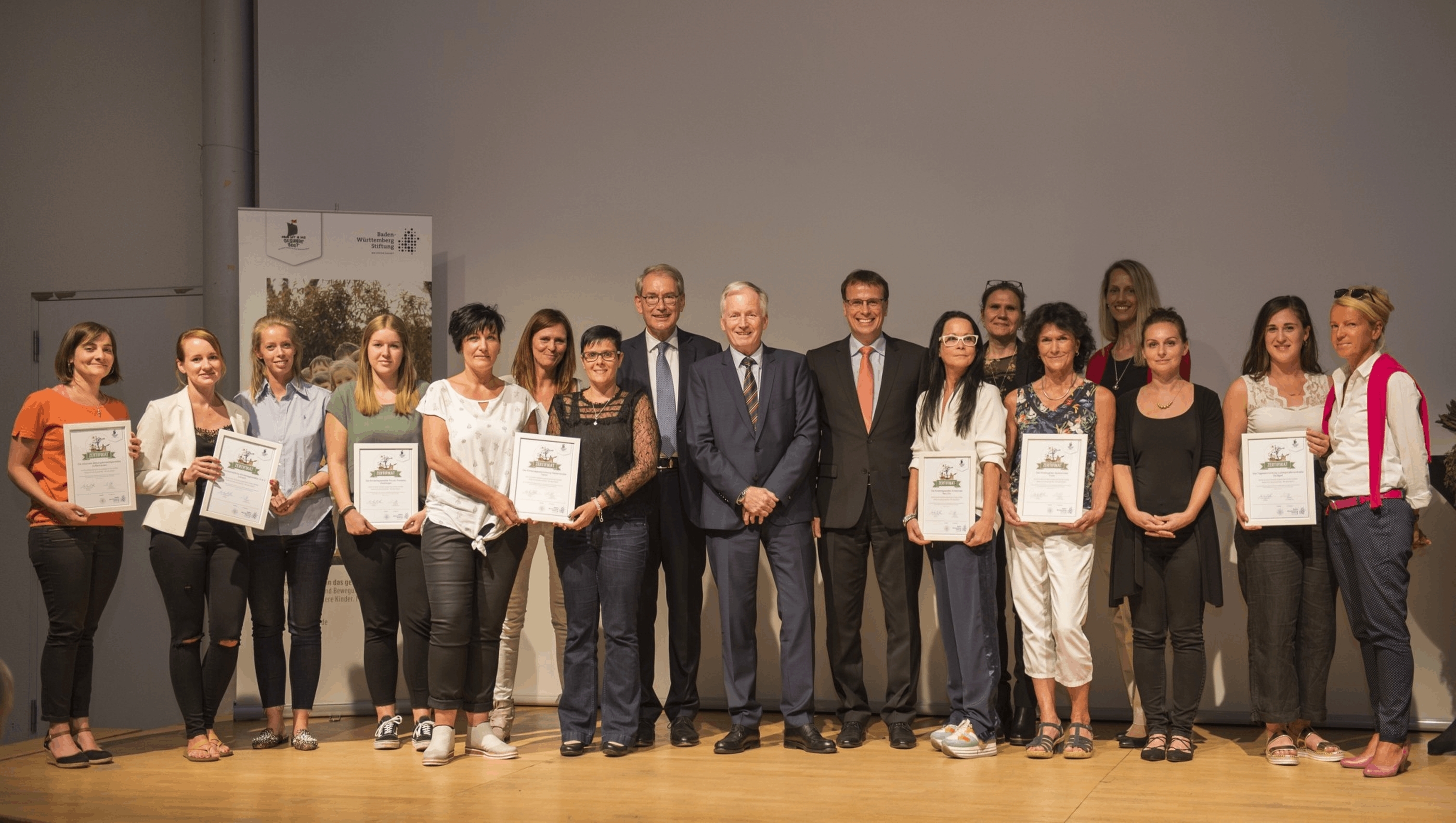 Fotogruppe 4:
Kita Grashüpfer, Stutensee: Frau Siegrest, Frau Joos, Herr Giemsch, Herr Gropp, Frau Quermhost Kita Häldenstraße, Tamm: Frau Adolph, Frau Varga KiTa Schatzinsel, Neu-Ulm: Frau Mai, Frau Dannenhauer Kita Spatzennest, Bürgermeister Gemeinde Forst, Herr Killinger, Frau Leibold Piccolo Paradiso, Waiblingen: Frau Hornsberger Tageseinrichtung für Kinder Goldkäferweg, Stuttgart: Frau Gehring TE für Kinder Ludwigshafenerstr. 30, Stuttgart: Frau Jung, Frau Achatz Überbetriebliche Kindertagesstätte Lörrach e.V., Lörrach: Frau Gebhart, Frau Haupt