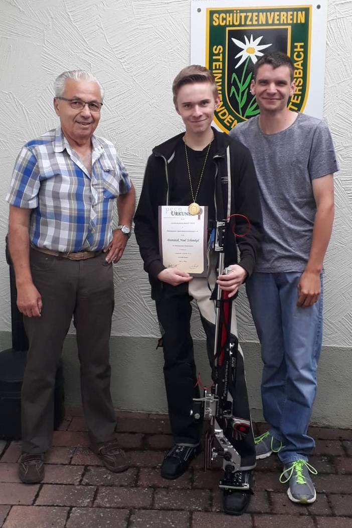Dominik Schenkel zusammen mit seinem Trainer Alex Weber und Schützenjugendleiter Jens Ohliger