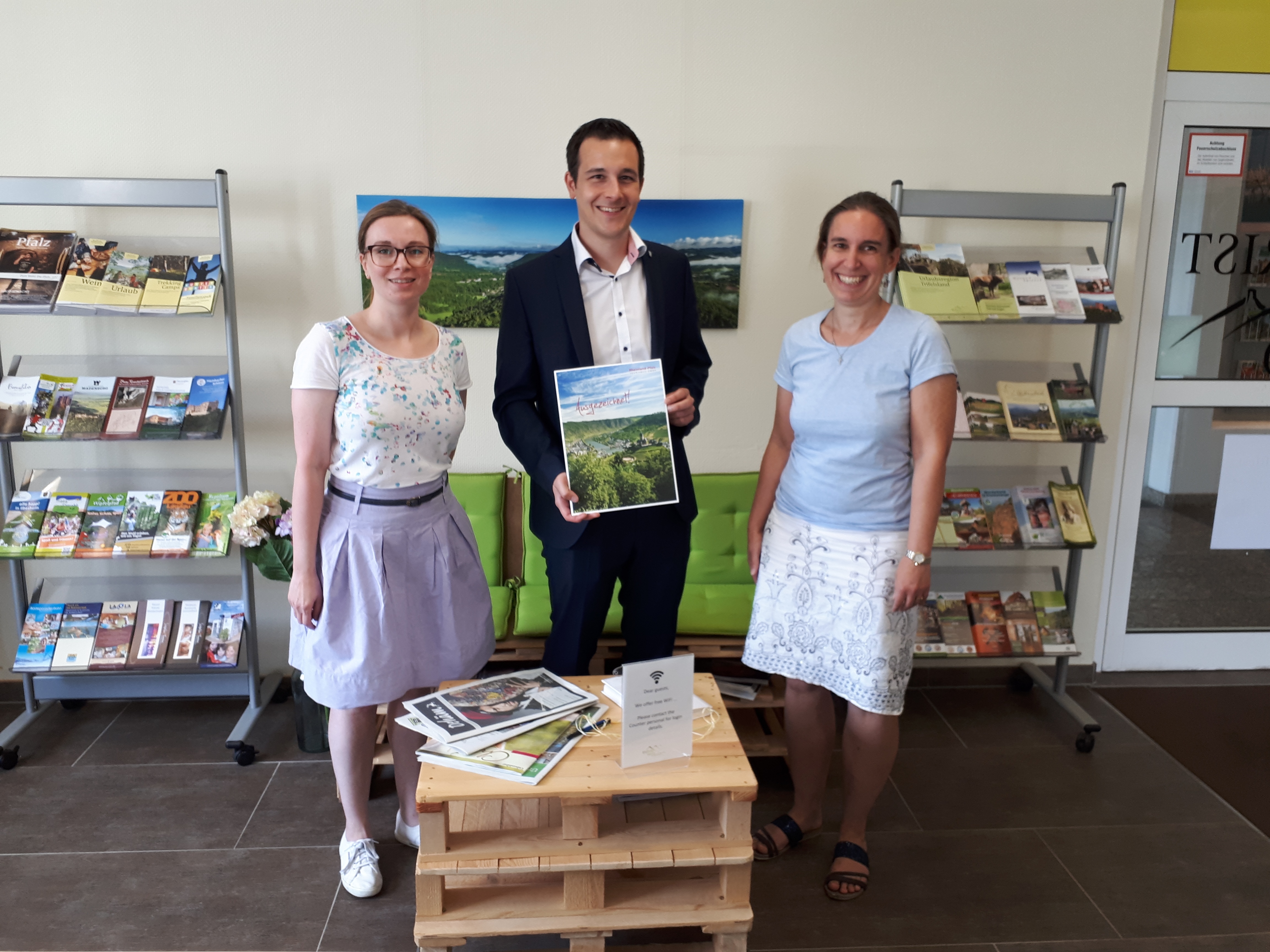 Katrin Günther (Verein Südliche Weinstrasse Annweiler am Trifels e.V.), Christian Burkhart (Vorsitzender Verein Südliche Weinstrasse Annweiler am Trifels e.V. / Bürgermeister VG Annweiler), Christina Abele (Verein Südliche Weinstrasse Annweiler am Trifels e.V.) (v.l.n.r.)