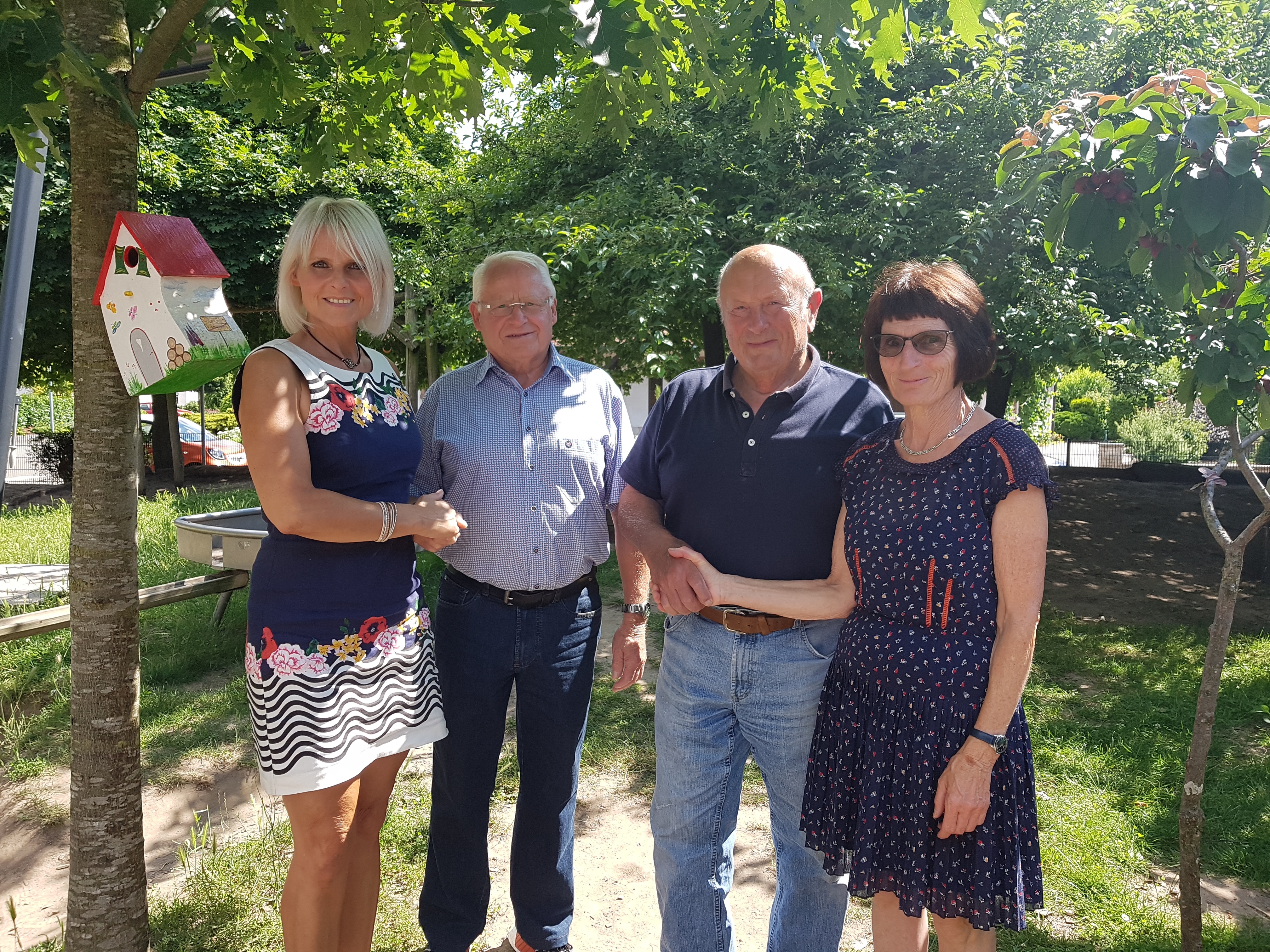 Sie strahlen gemeinsam (von links): Sabine Vongerichten, Leiterin KiTa Faustinastr., Erich Sengel, Willi Martin, beide MYC GER, und Margit Müller, Leiterin KiTa Mühlgasse.