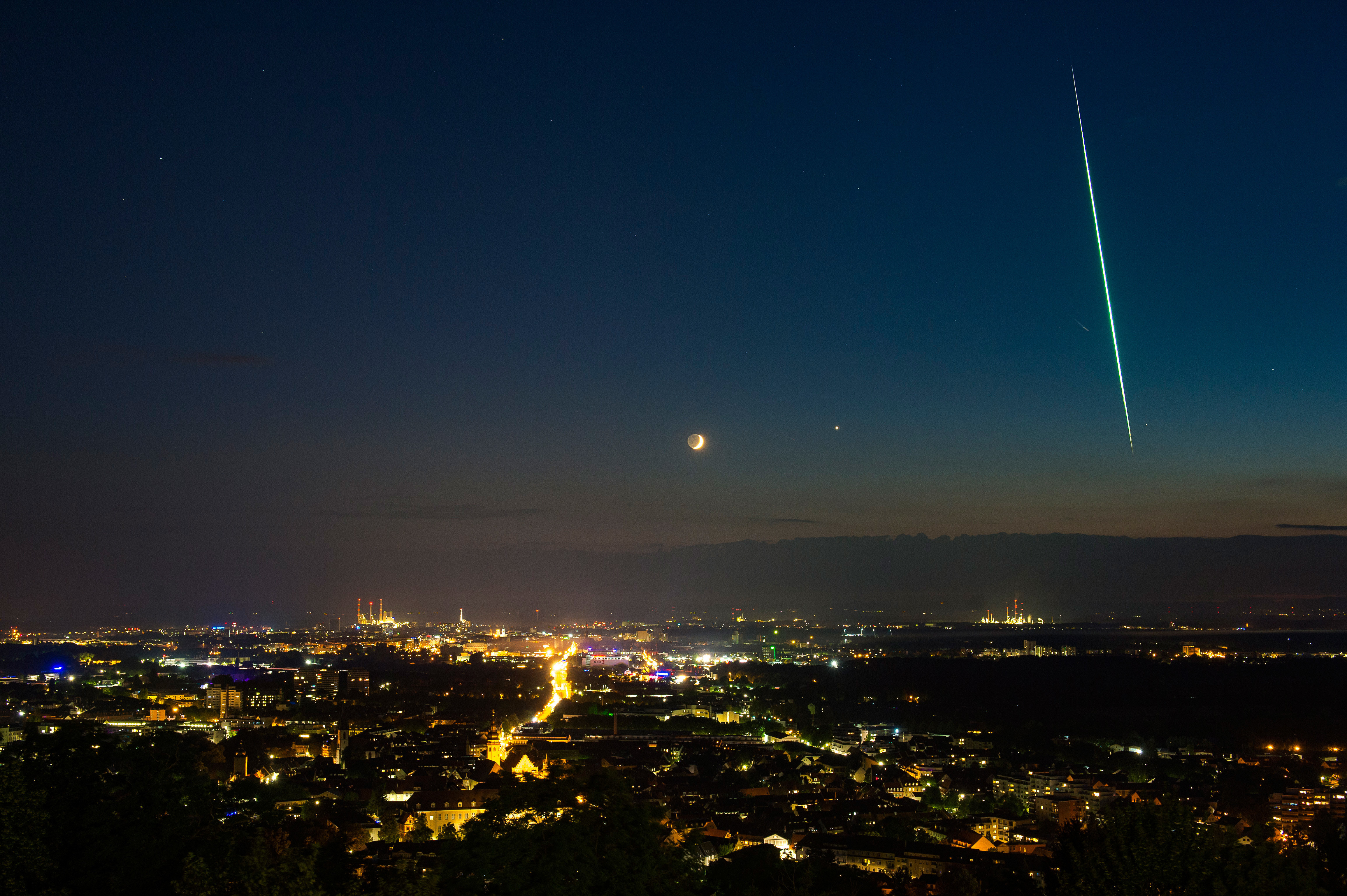 Himmlischen Besuch bekam das Planetarium Durlach während des praktischen Teils des Astrofotografie-Workshops vergangene Woche: Ein "Bolide", eine besonders helle Sternschnuppe, zog über Durlach seine Spur. Das spektakuläre Ereignis konnte vom Astrofotografen und Planetariums-Betreiber Gernot Meiser und einigen Workshop-Teilnehmern festgehalten werden.