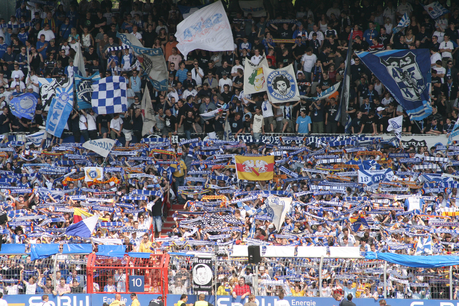 Fans im KSC-Fanblock