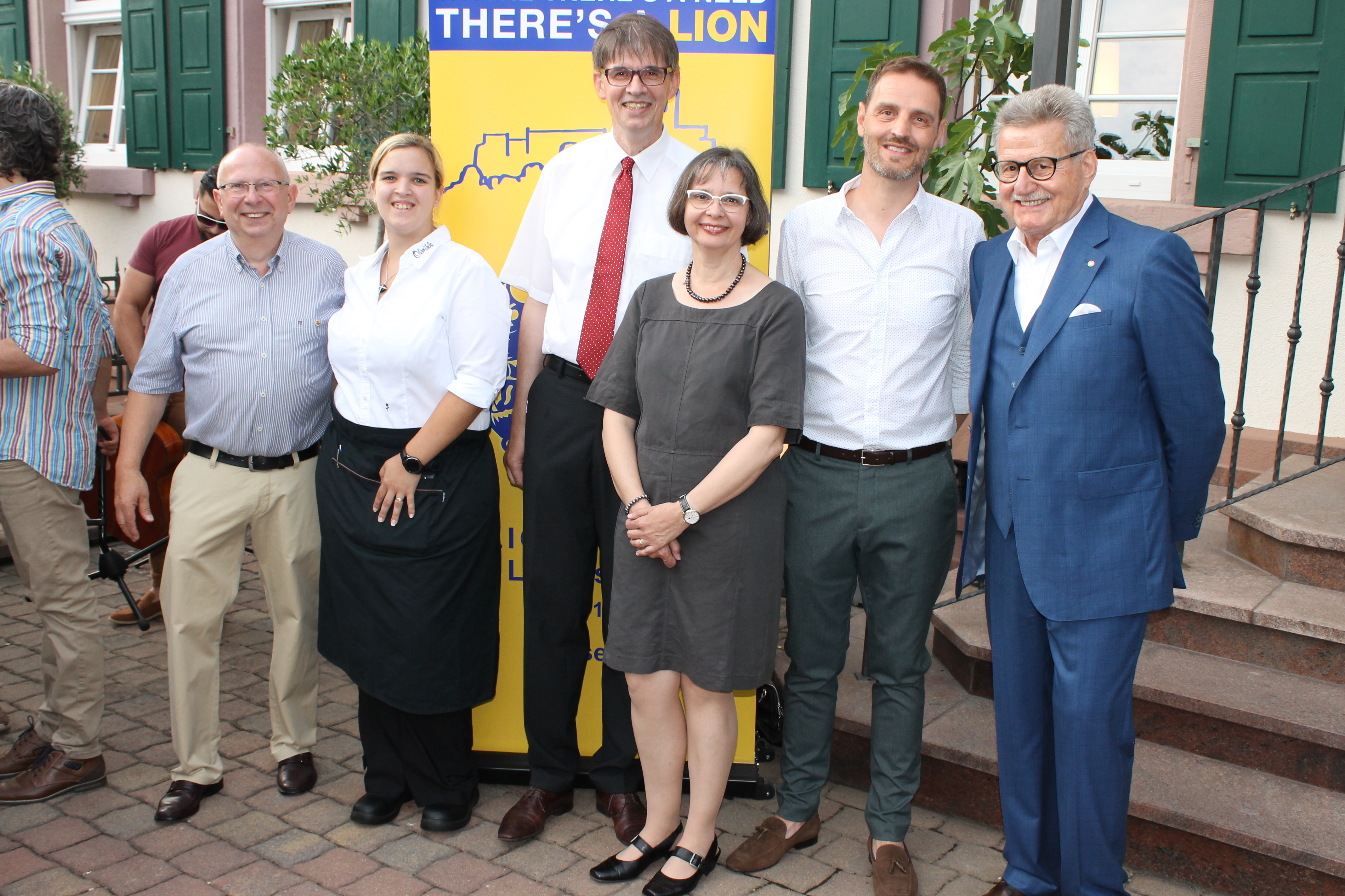 Von links: Lions-Präsident Thomas Ernst, Vertreterin der Ölmühle, Ehepaar Boris Bohr und Beate Wirtgen-Bohr - Vorstände der Aktion Sonnenschein, Lions-Aktivitimanger Michael Olejniczak und der Schirmherr des Abends, Dieter Buchholz