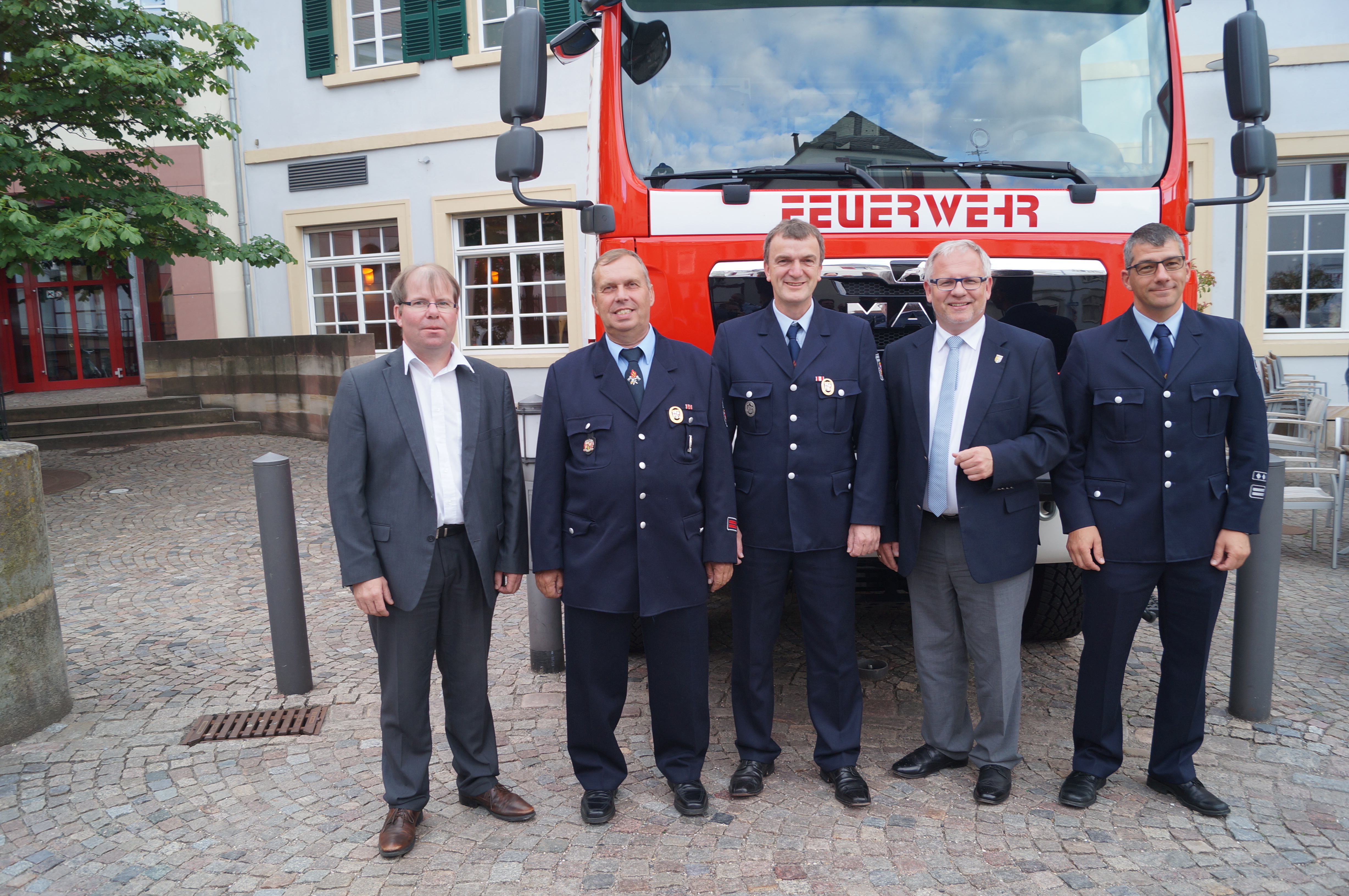 Bürgermeister Jürgen Oberholz (Verbandsgemeinde Freinsheim), Oberbrandmeister Hans-Jürgen Anthon, Oberlöschmeister Thomas Krüger, Landrat Hans-Ulrich Ihlenfeld, Wehrleiter Kai Bühler (v.l.n.r.).