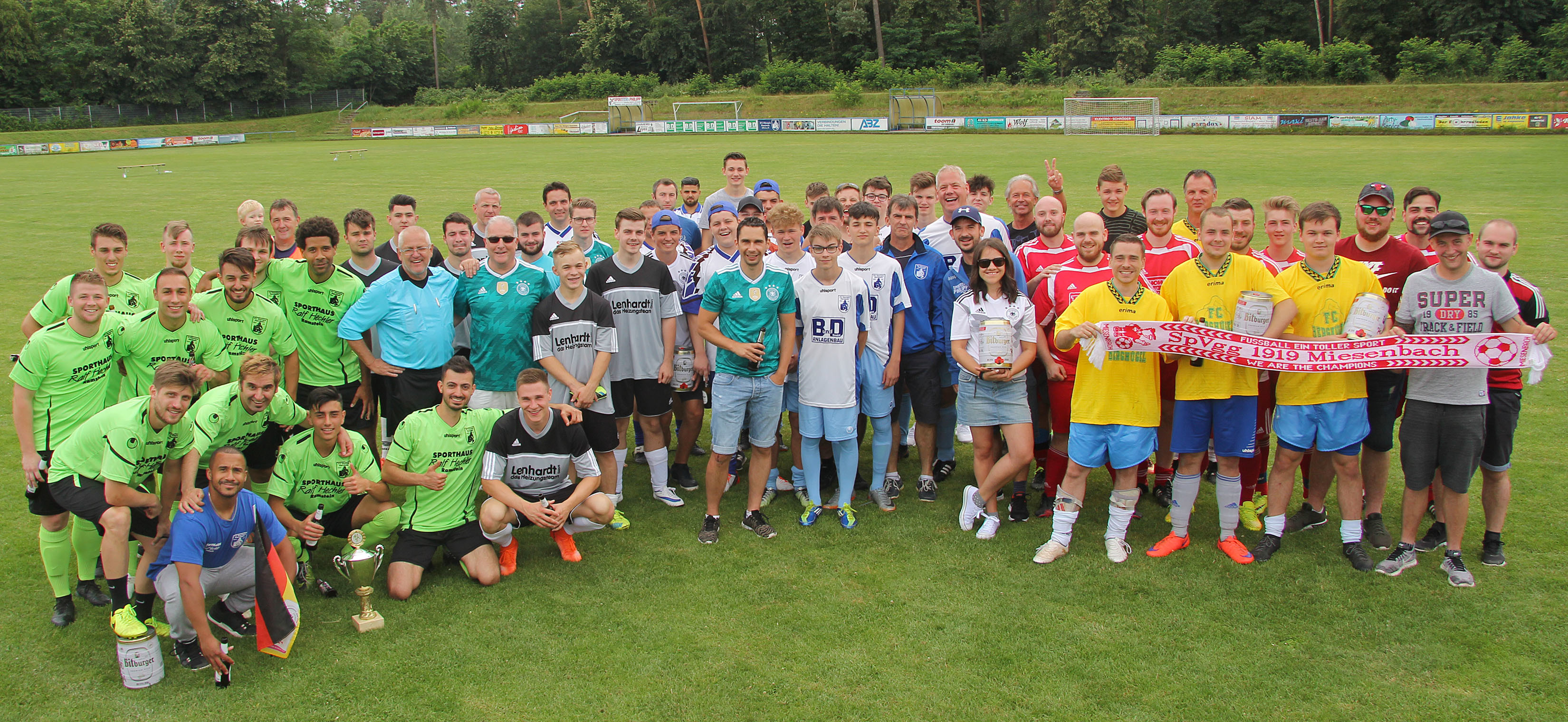 Alle Spieler mit Bürgermeister Hechler, der selbst auch für das Team vom „Schulhügel“ am Ball war
