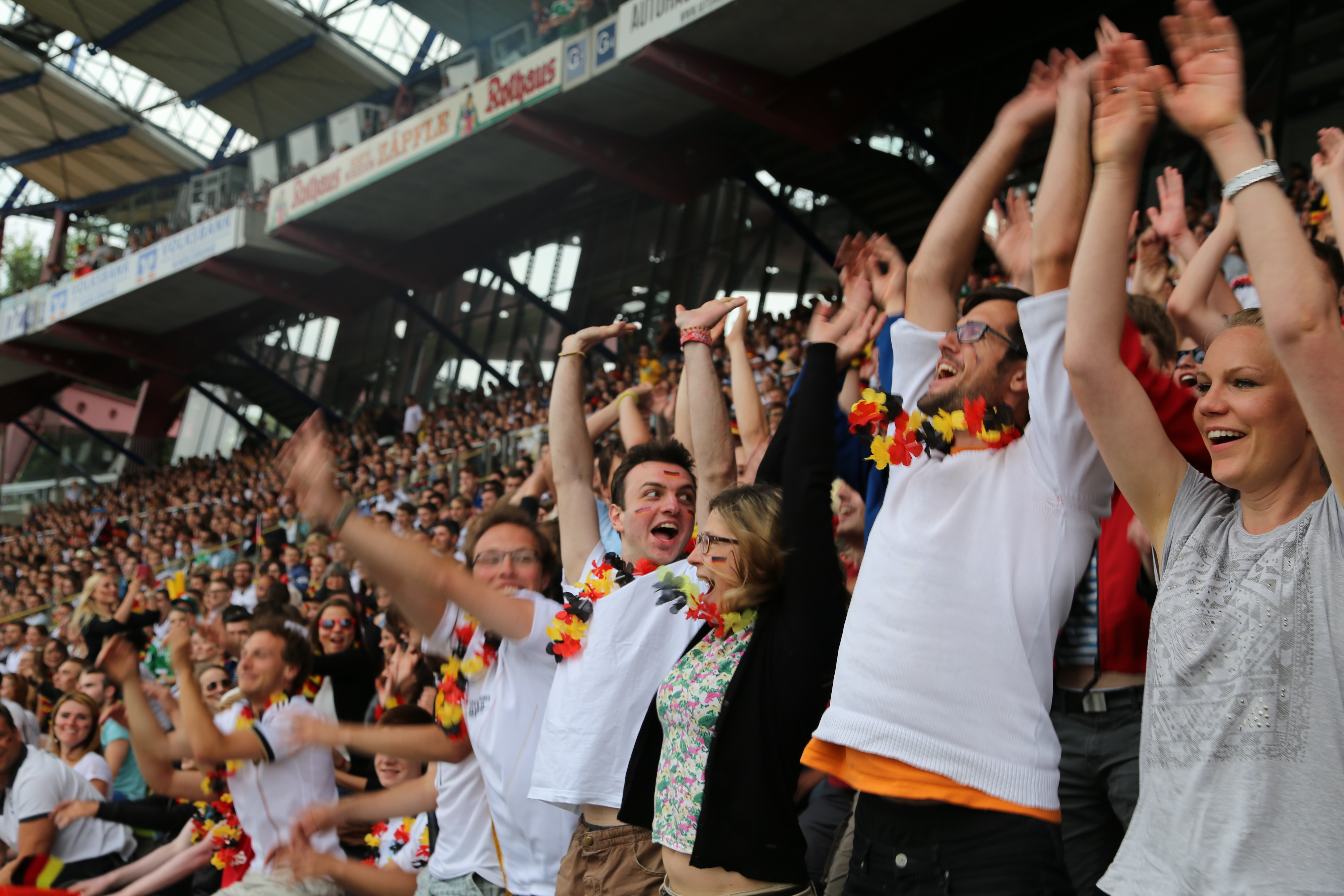 Stadion-Atmo beim Public Viewing im Wildparkstadion - beim "Wochenblatt" gibt's eventuell wieder Karten zu gewinnen!