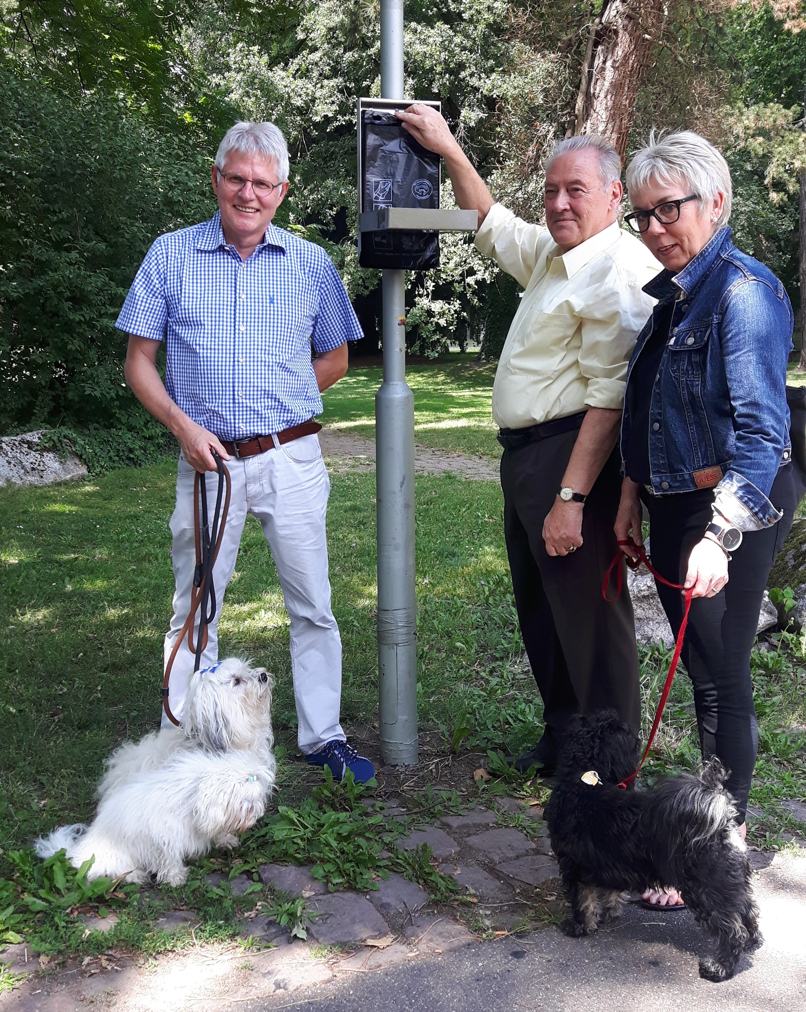 Engagement für Sauberkeit in der Stadt (v.l.): Andreas Gold, Karl Leis und Michaela Lehmann an einem Tütenspender