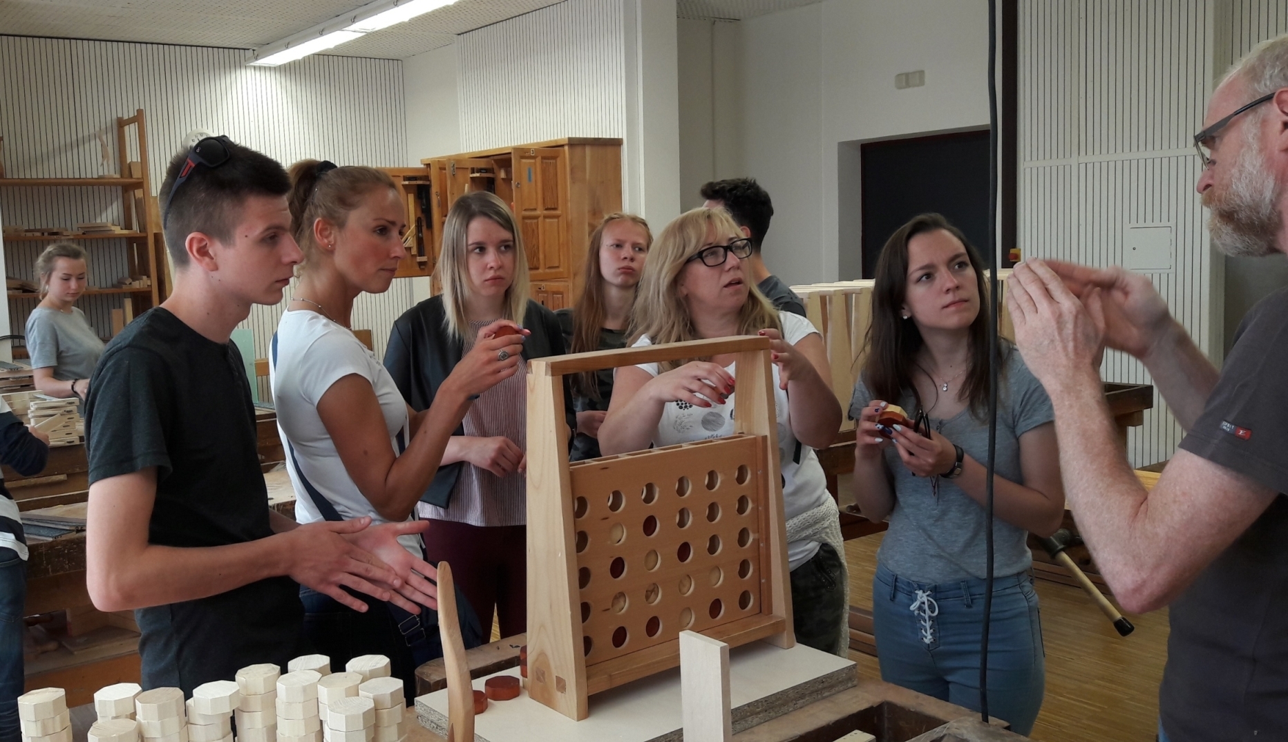 Besuch in der Holzwerkstatt: Schülerinnen und Schüler aus Polen sind interessiert an der fremden Materie