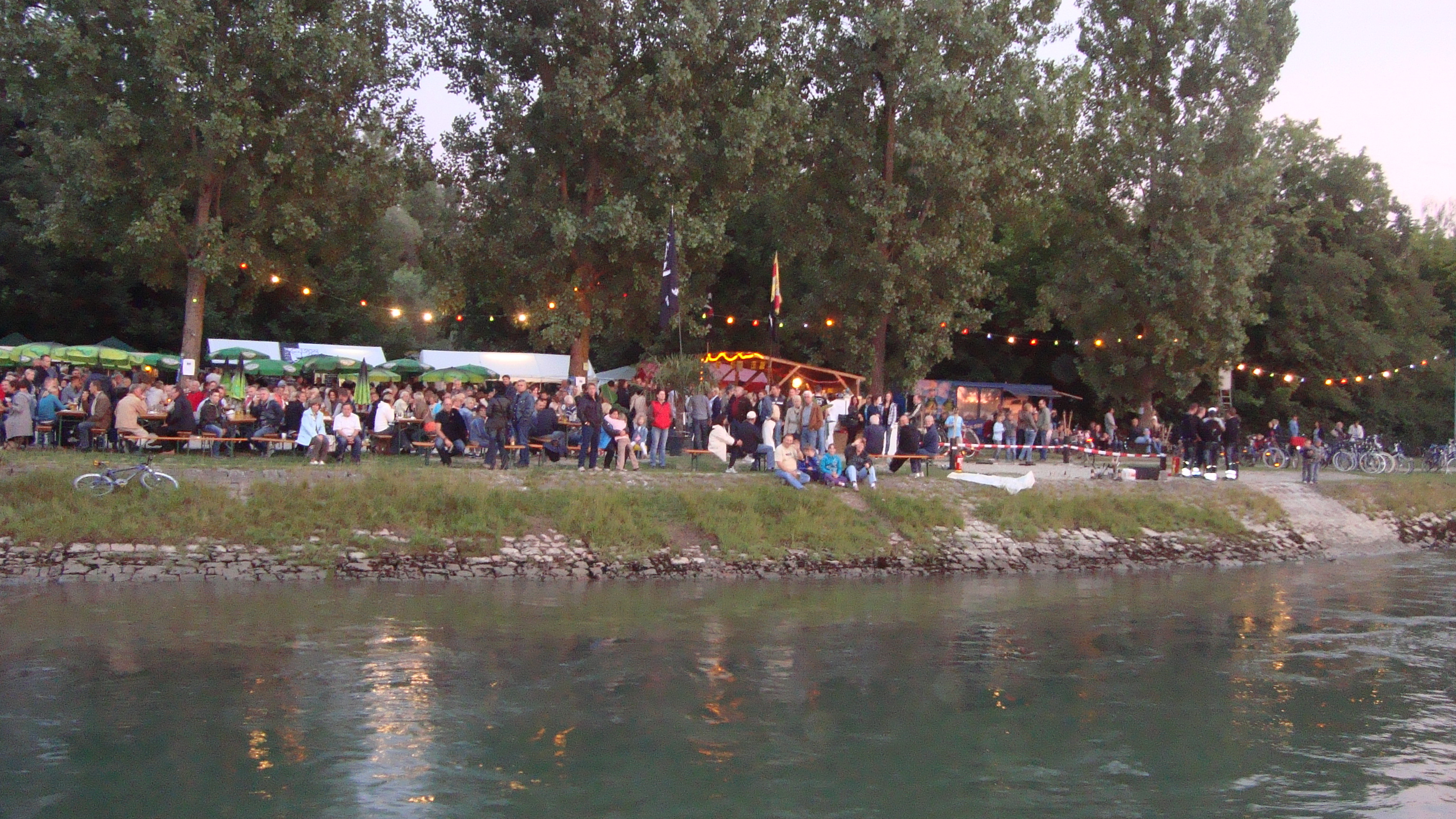 Blick auf das Fest am Rhein
