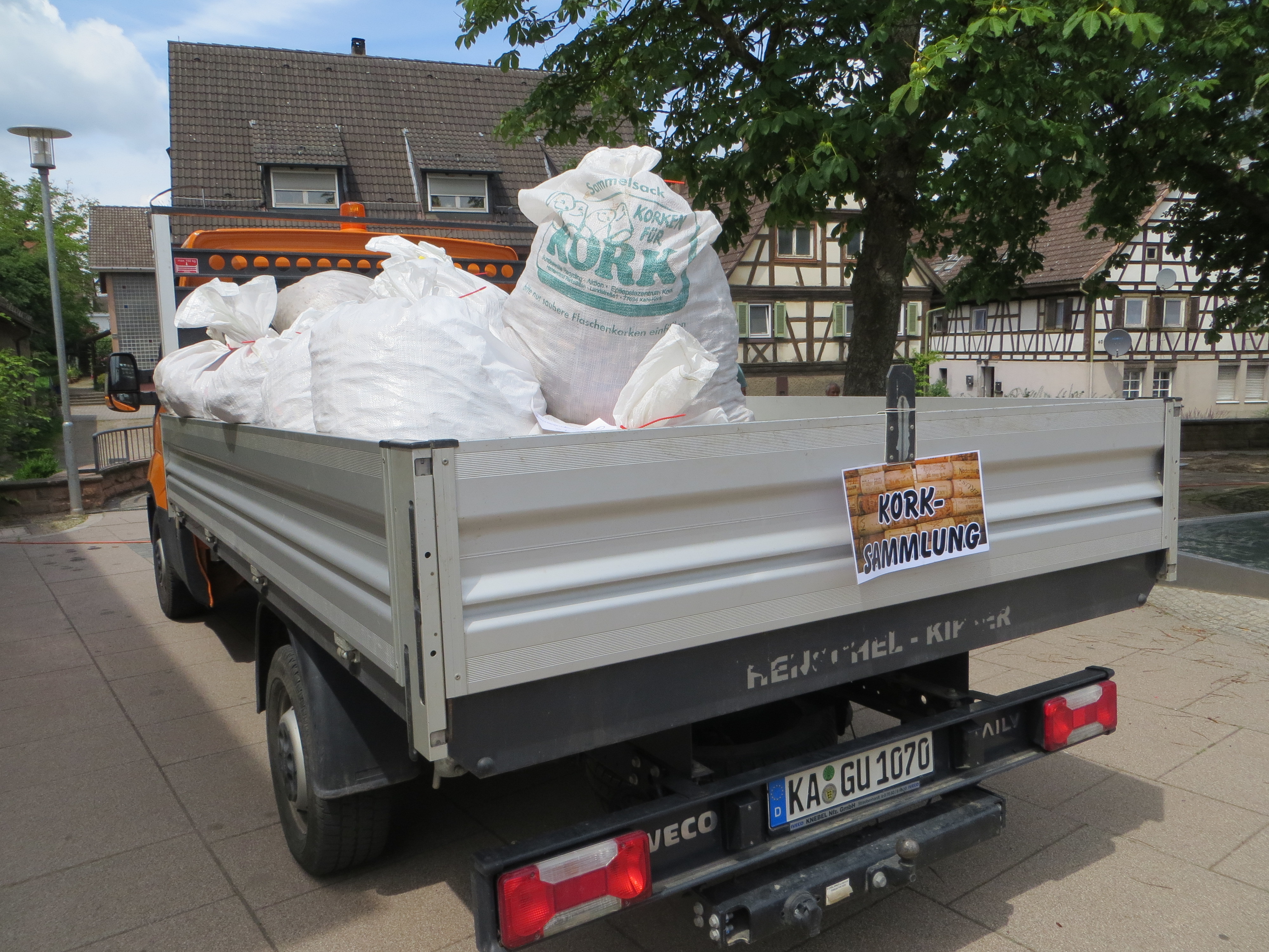 Bei der Korksammelaktion kam eine große Menge an Korken auf das Sammelfahrzeug vom Technischen Dienst.