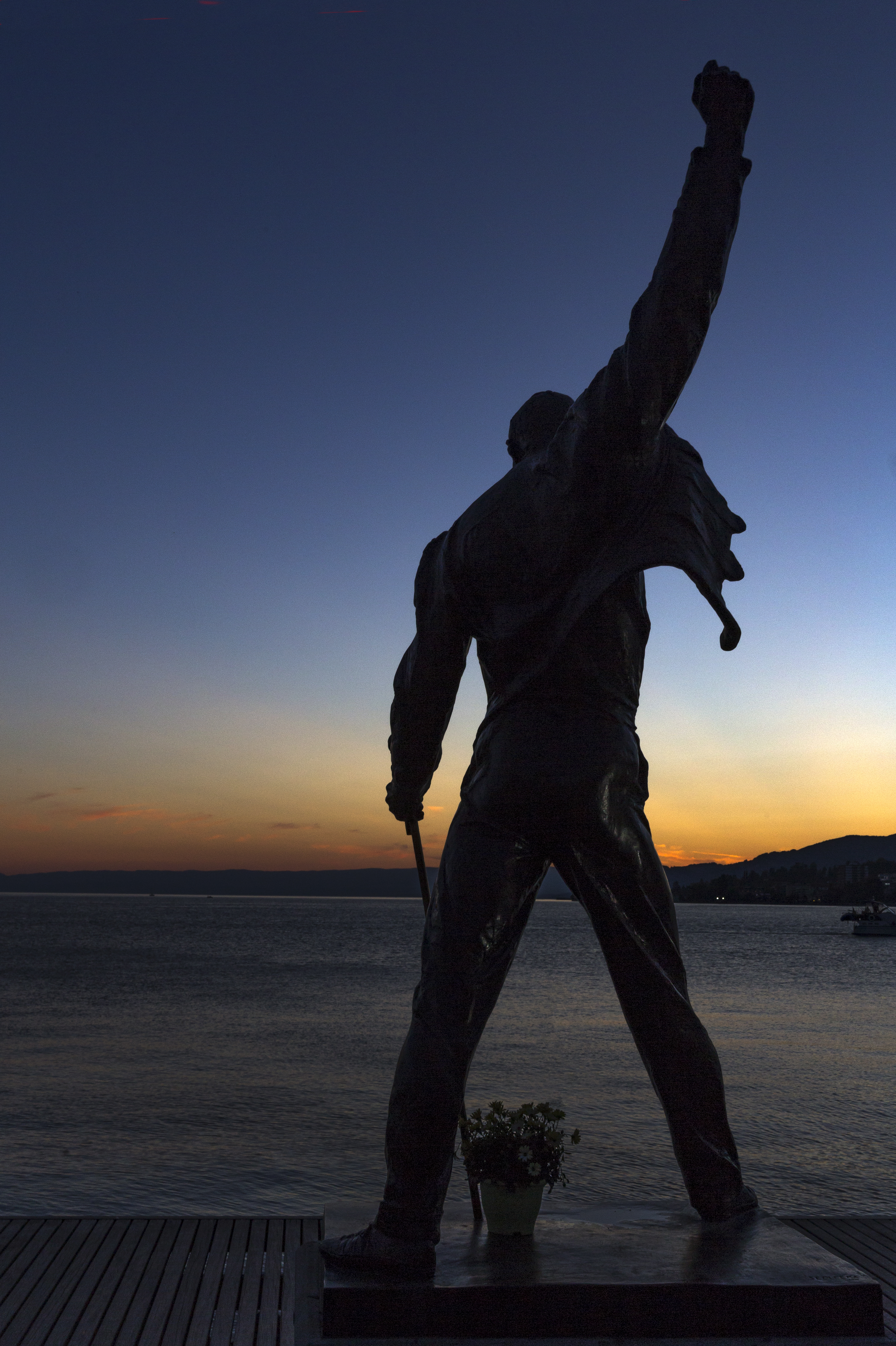 Anklicken zum Anzeigen des Hochformatfotos: Sonnenuntergang an der Freddy Mercury Statue in Montreux