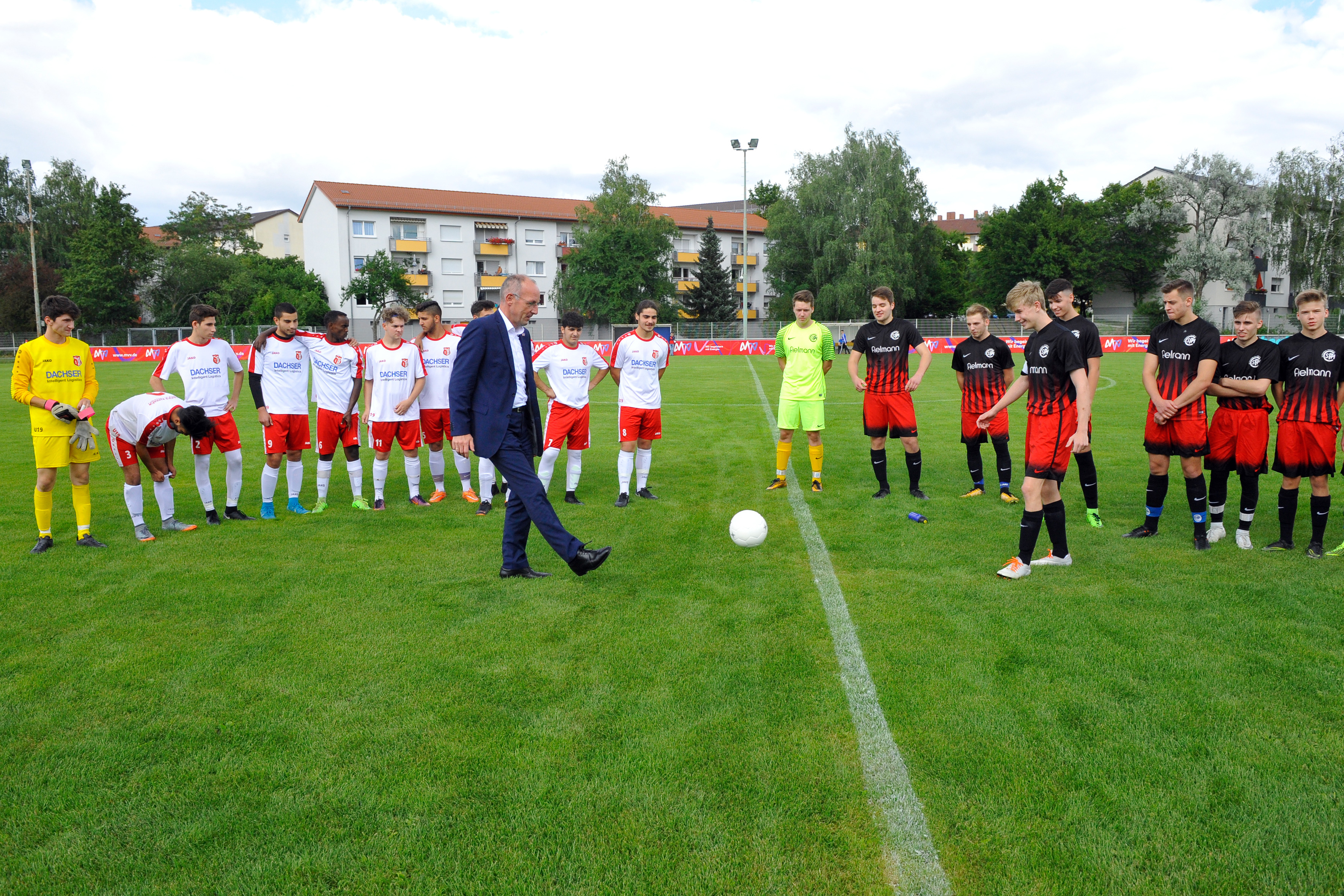 MVV-Vorstandsmitglied Ralf Klöpfer beim Anstoß des Turniers.