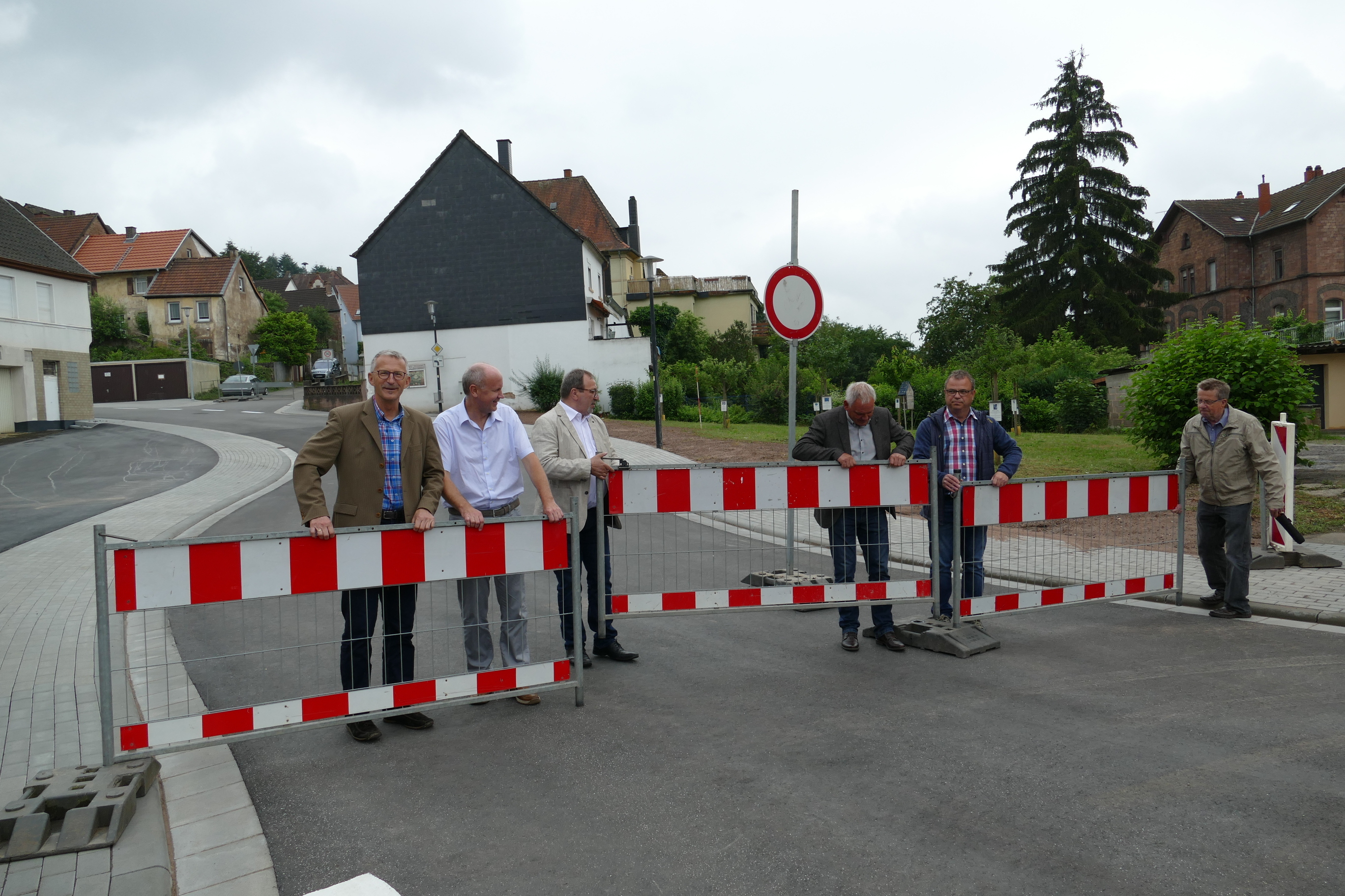 Die Sperrung ist aufgehoben: LBM-Chef Richard Lutz, VG-Beigeordneter Xaver Jung, Landrat Otto Rubly, Ortsbürgermeister Thomas Danneck und Eric Geuer (LBM) geben die K 21 frei.