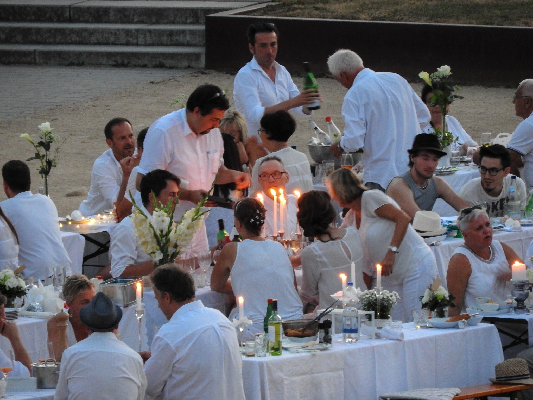 Gäste des Dîner en blanc