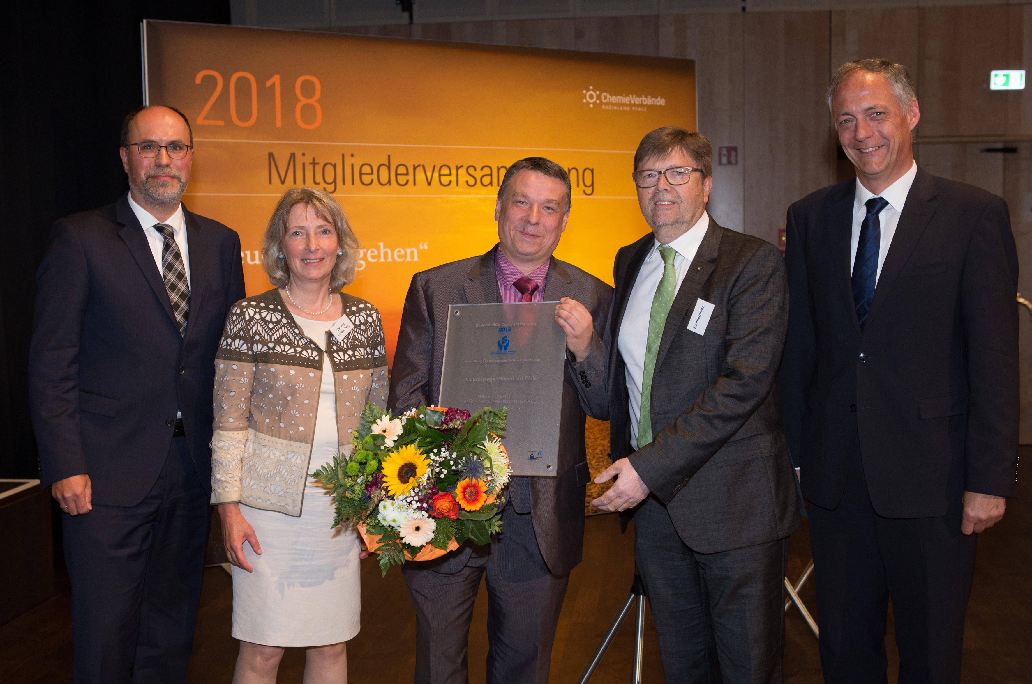 Werner Zimmermann (2. v.r.) nimmt den Preis entgegen