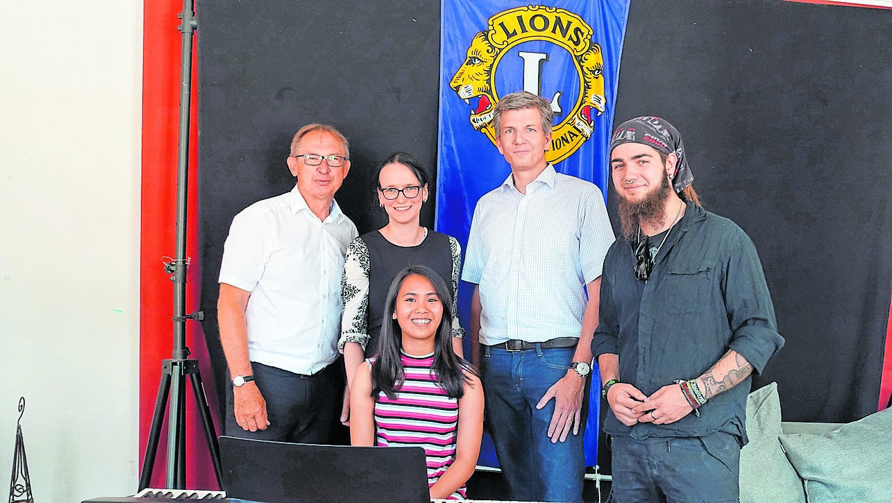 Freuen sich über die Unterstützung: vorne am Keyboard Hope Jamaica Börrer, dahinter von links: Projektpate Peter Myrczik, Geschäftsführerin Heike Grönert, Lionspräsident Patrick Thilmann, BWU-Mitarbeiter Benjamin Haug.