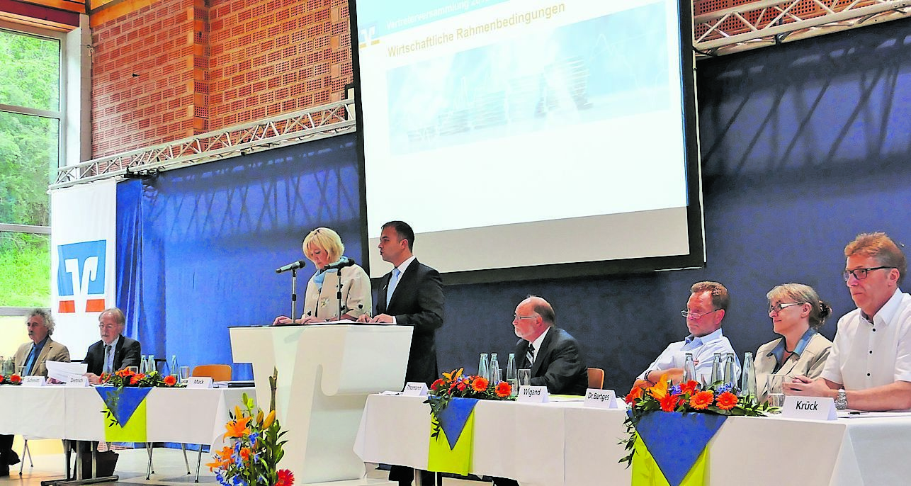 Aufsichtsrat und Vorstand bei der Vertreterversammlung: v.l. Michael Emig, Dieter Schmidt, Sabine Mack und Christian Dietrich (stehend), Christoph Thomann, Ulrich Wiegand, Dr. Doris Bertges und Wolfgang Krück.