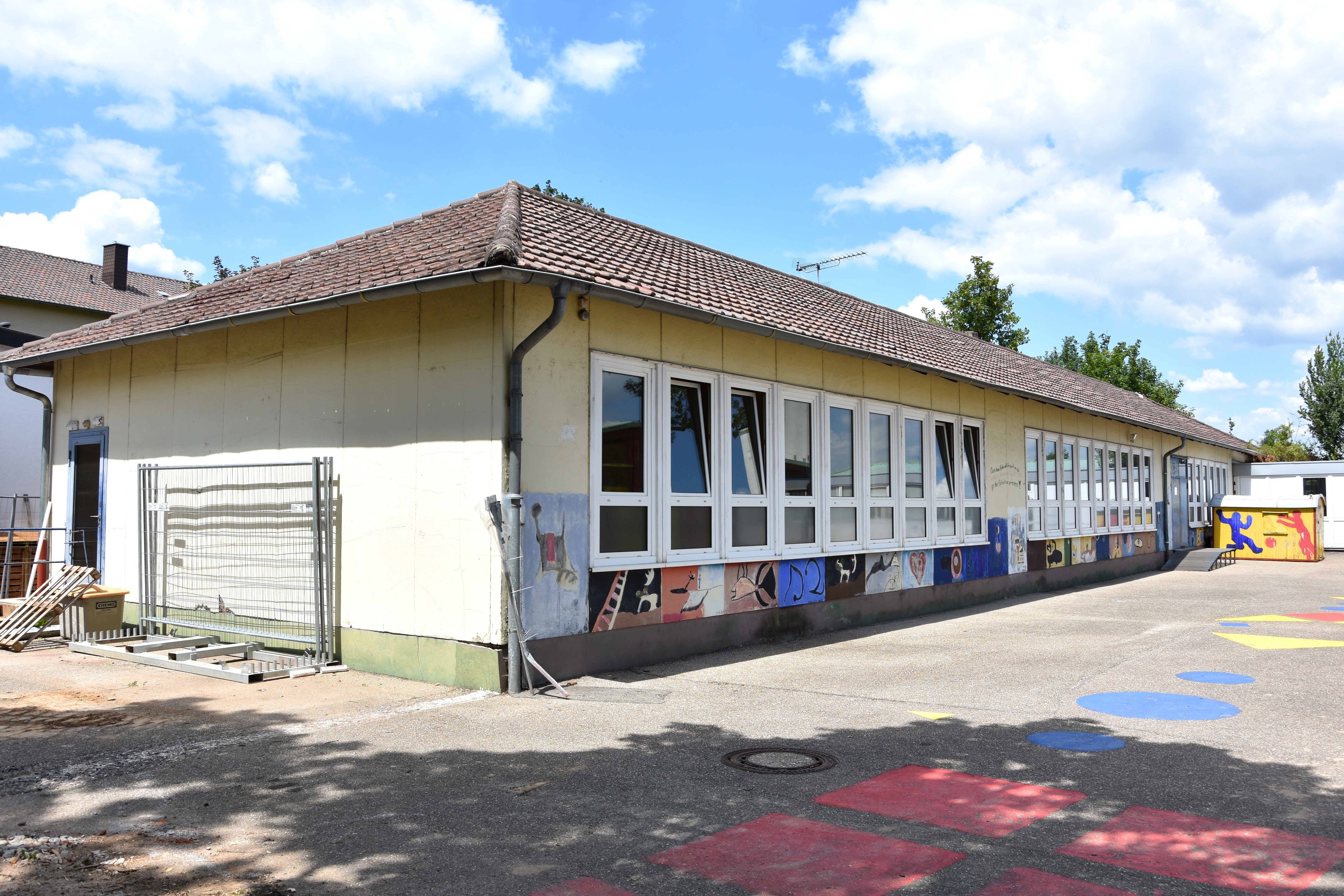 Eine der größten Maßnahmen in den Sommerferien 2018: Auf dem Gelände der der Grundschule Süd wird der westliche Altbau abgerissen, der derzeit als Lagergebäude genutzt wird, um Platz für einen Neubau zu schaffen. Foto: stp