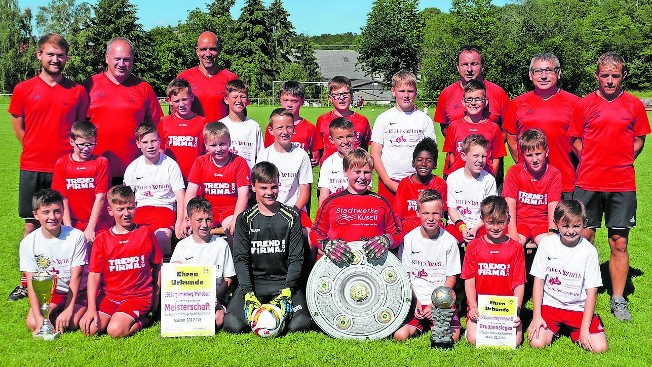 Hintere Reihe von links: Trainer Kevin Stannik, Mario Kalkbrenner, Thomas Schick
Marcel Kalkbrenner, Lukas Korb, Johannes Klaßen, Felix Höring, Emil Schäfers, Luca Busch
Trainer Marco Padberg, Jugendleiter Uwe Faus, Trainer Michael Oster
Mittlere Reihe von links: Lukas Morgenstern, Fabian Müller, Johannes Barz, Marvin Schick, Luca Welsch, Nkatya Schultheis, Tim Oster, Leon Drumm
Vordere Reihe von links: Joshua Müller, Luis Feilhaber, Tim Nothof, Felix Wetzel, Laurin Lippes, Nick Padberg, Jonathan von Blohn, Marek Makein