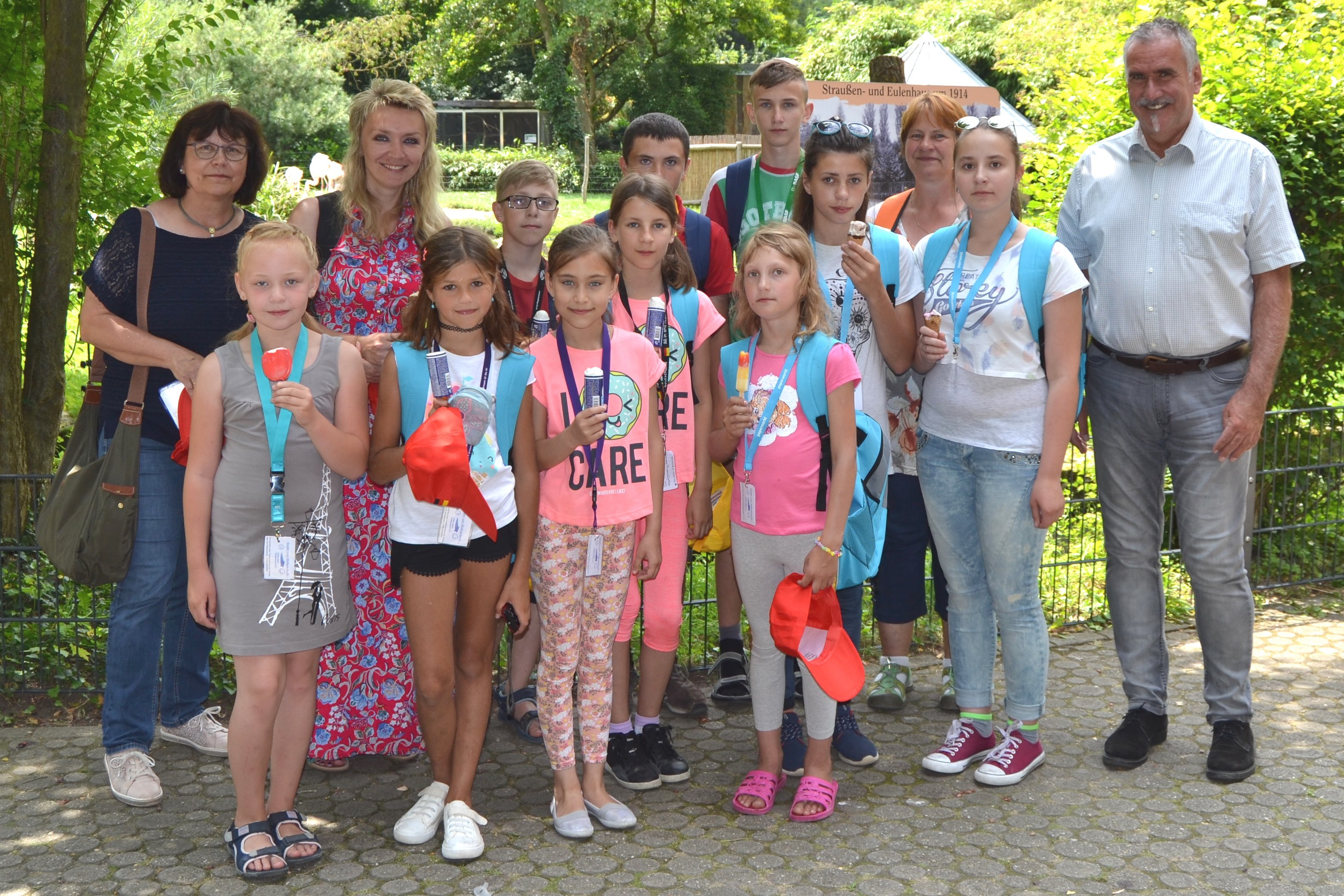Herzlich Willkommen in Landau: Beigeordneter Rudi Klemm (r.) hat jetzt zehn Kinder aus der Region Shitkowitschi gemeinsam mit ihren Betreuerinnen begrüßt und zu einem Ausflug in den Zoo geladen. Foto: stp