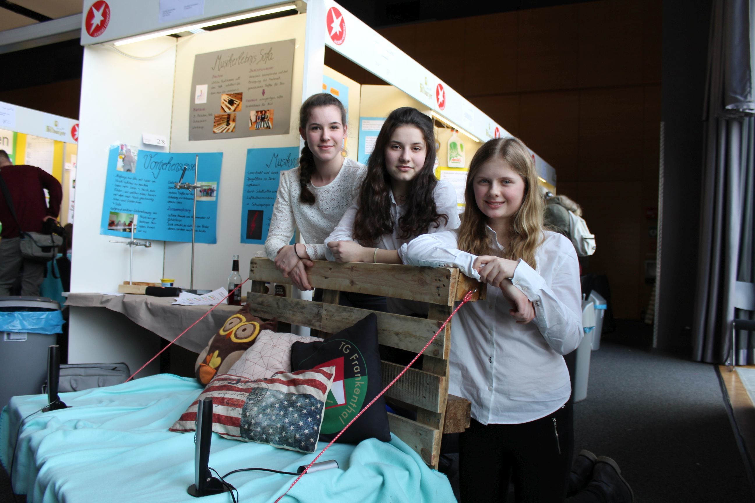Carla Blume, Caroline Sommerfeld und Olivia Stachow (v.l.) sind die Gewinnerinnen des CBM-Sonderpreises „Innovationen für Menschen mit Behinderungen“ in der Kategorie „Schüler experimentieren“.