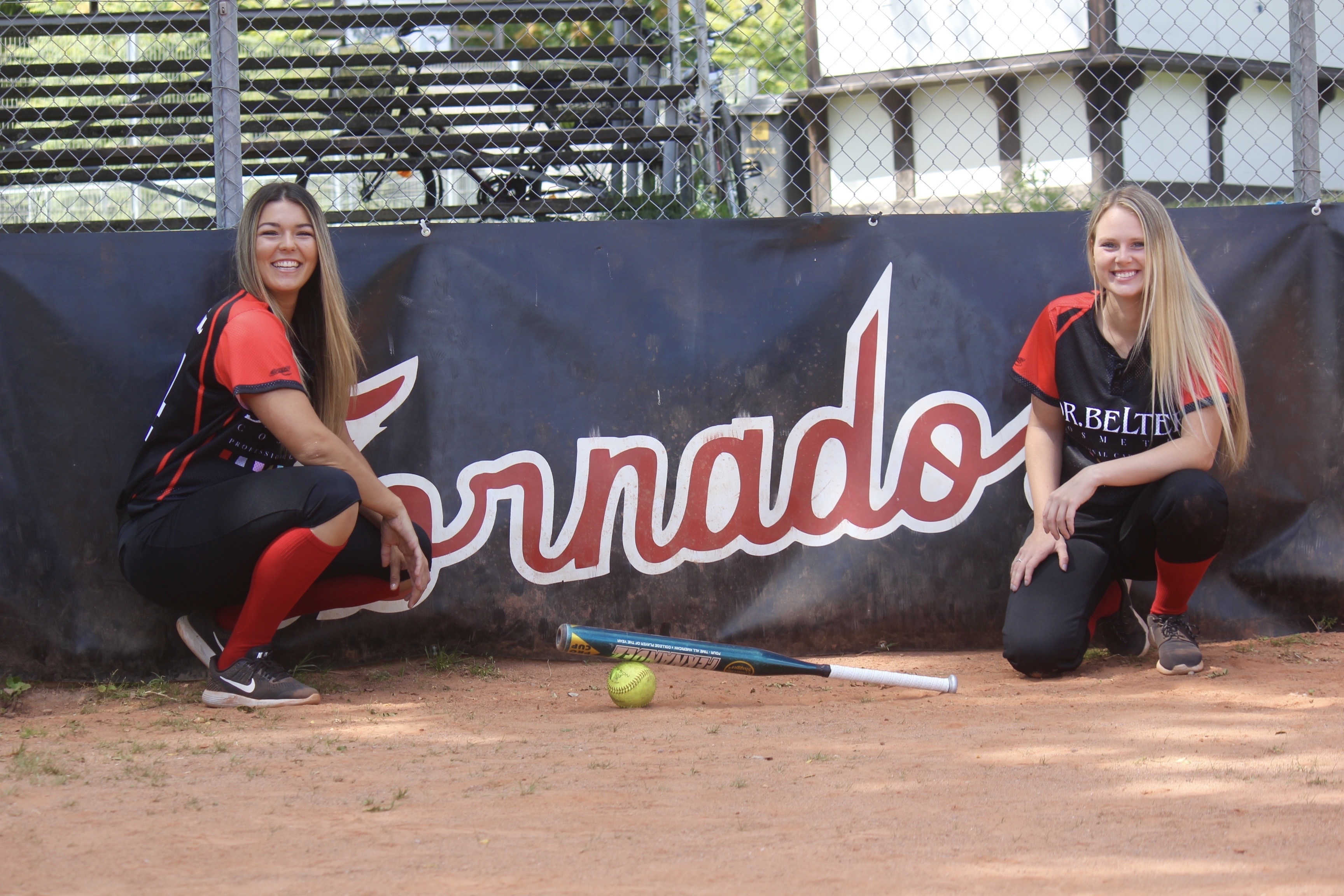 Fühlen sich ausgesprochen wohl bei den Mannheim Tornados: Sydney Hart(links) und Pitcherin April Brown.