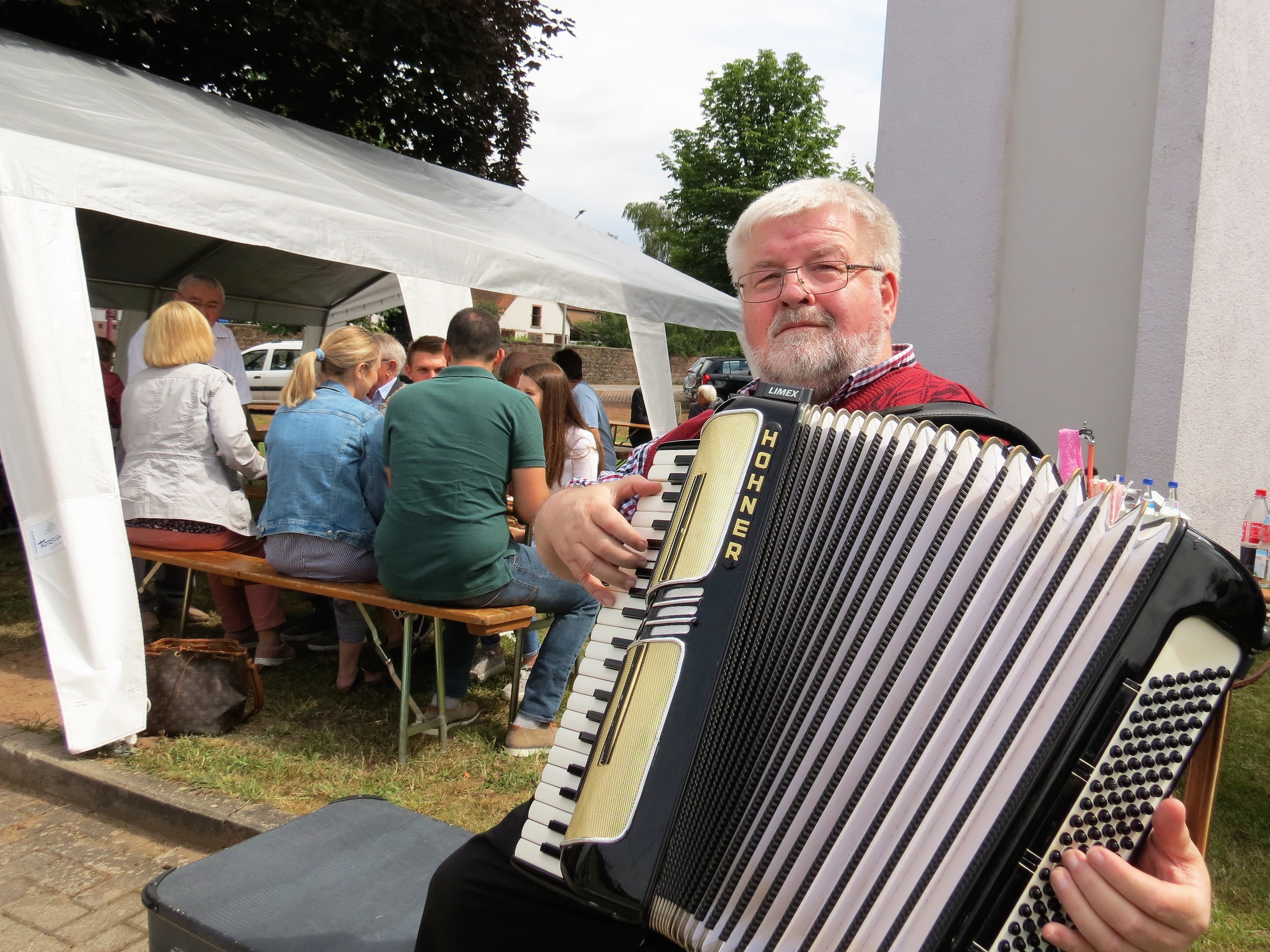 Wolfgang Gries sorgt mit dem Akkordeon für die musikalische Unterhaltung
