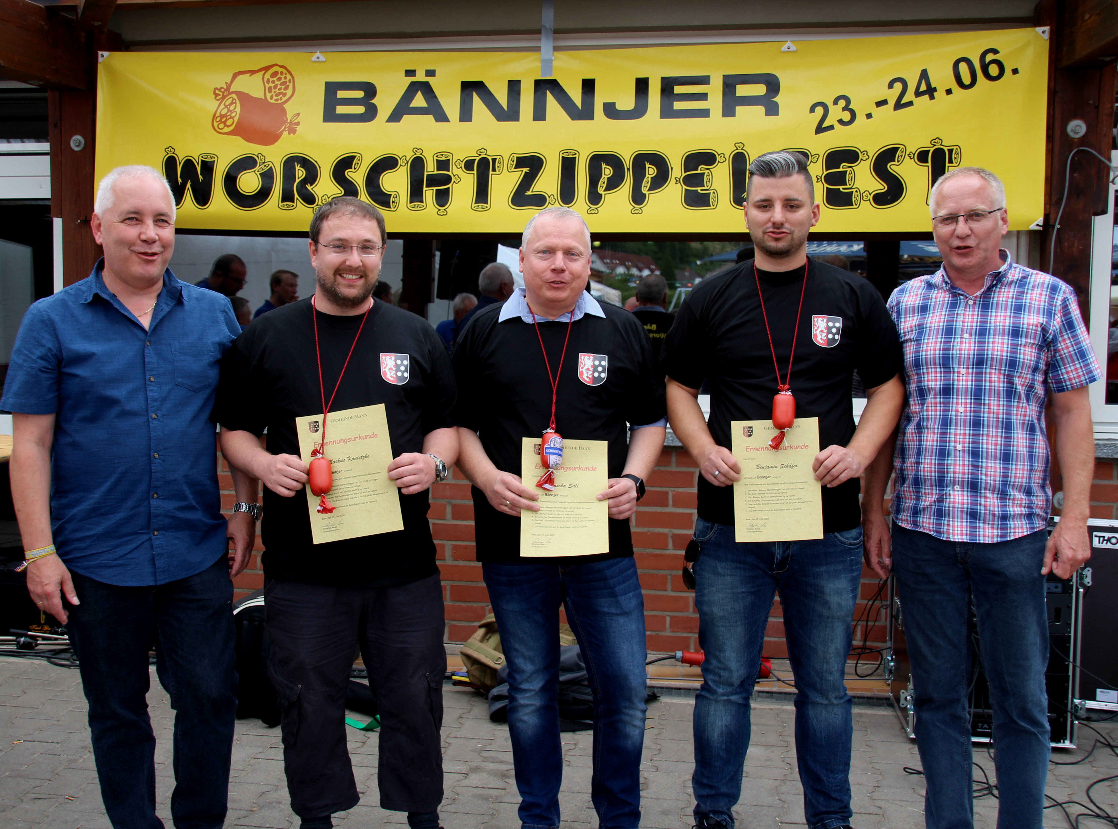 Von links: Ortsbeigeordneter Stefan Schweitzer, die neuen Worschtzippelträger Markus Konietzko, Sascha Sali und Benjamin Schäfer, Ortsbürgermeister Stephan Mees