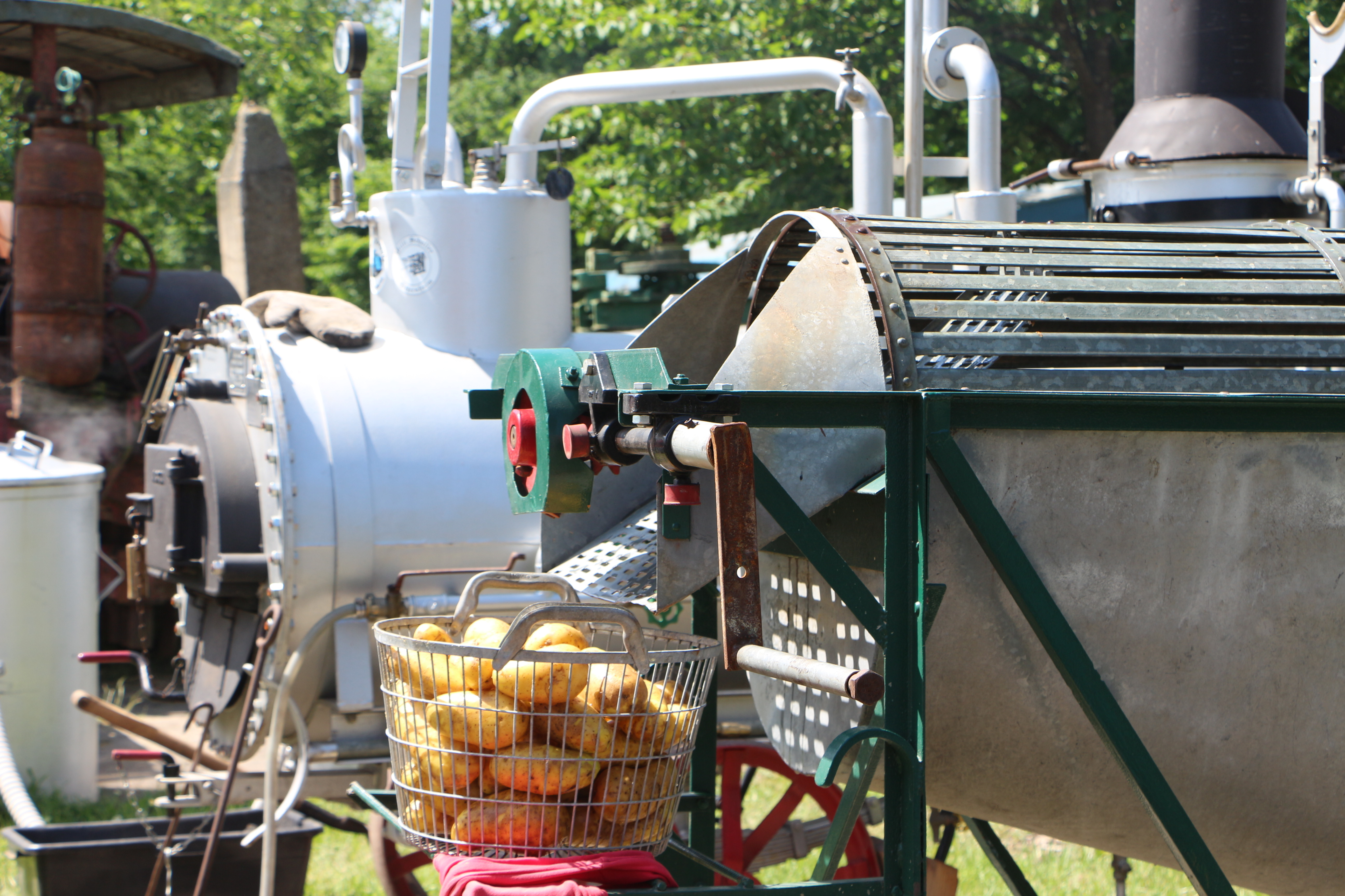 Links der Grumbeerdämpfer, rechts die Kartoffelwaschmaschine. Beide gehören den Oldtimerfreunden Ottersheim. Das Gerät stammt aus Rheinzabern und wurde vom Verein erworben und restauriert.