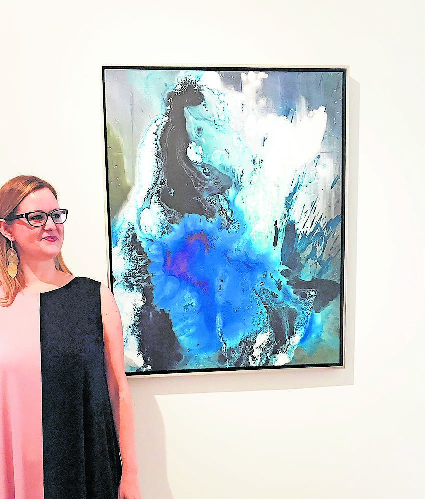 Kathleen Knauer mit einem ihrer Werke in der Galerie (Kunst) Projekte von Monica Ruppert in der Langen Rötterstraße 68 in der Neckarstadt Ost.