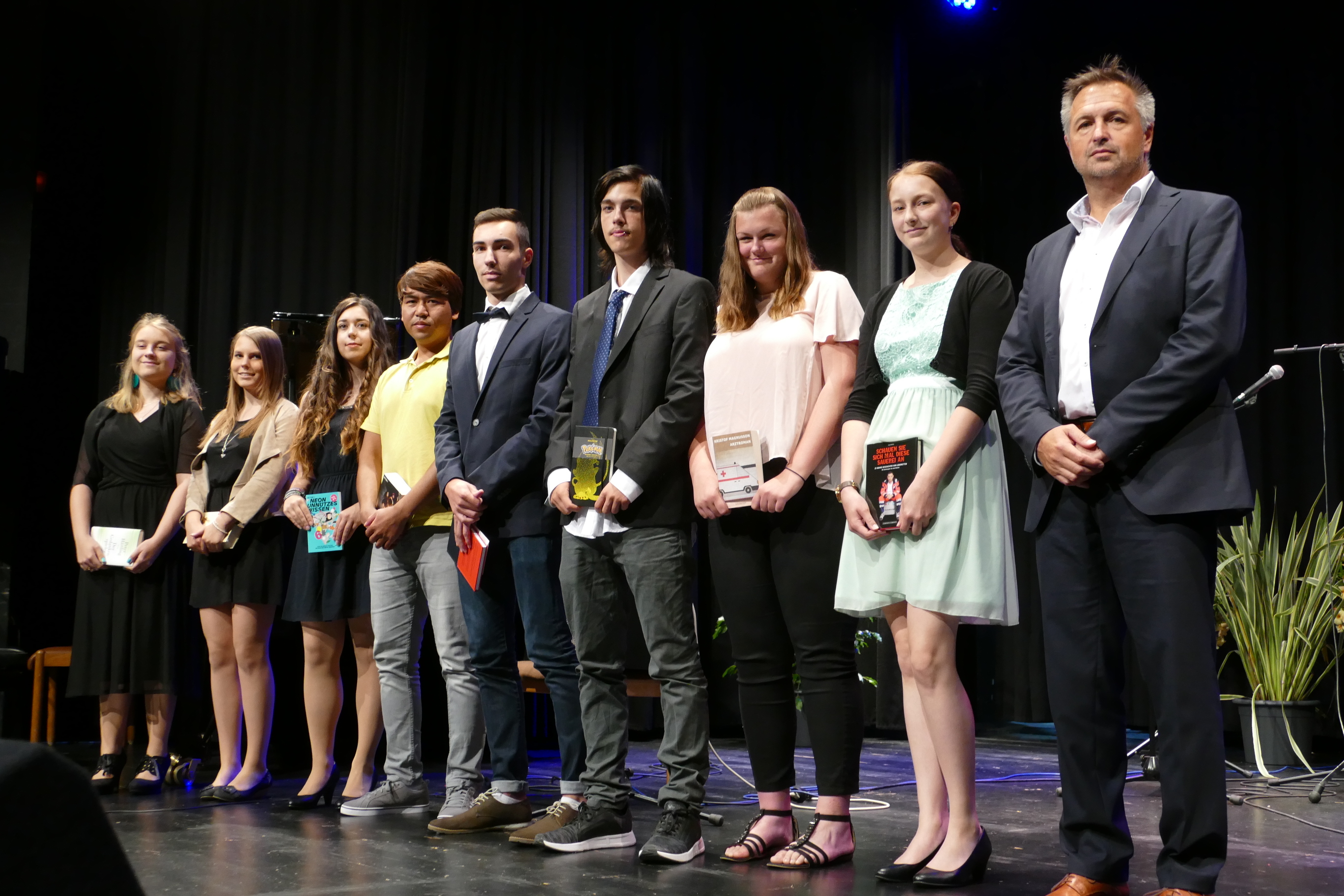 Carina Leonhardt, Kristin Zinsmeister, Chantal Cloos, Reza Ahmadi, Manuel Herzle, Dennis Röder, Jasmin Hurtig, Saskia Bauerfeld und Schulleiter Michael Riefer.