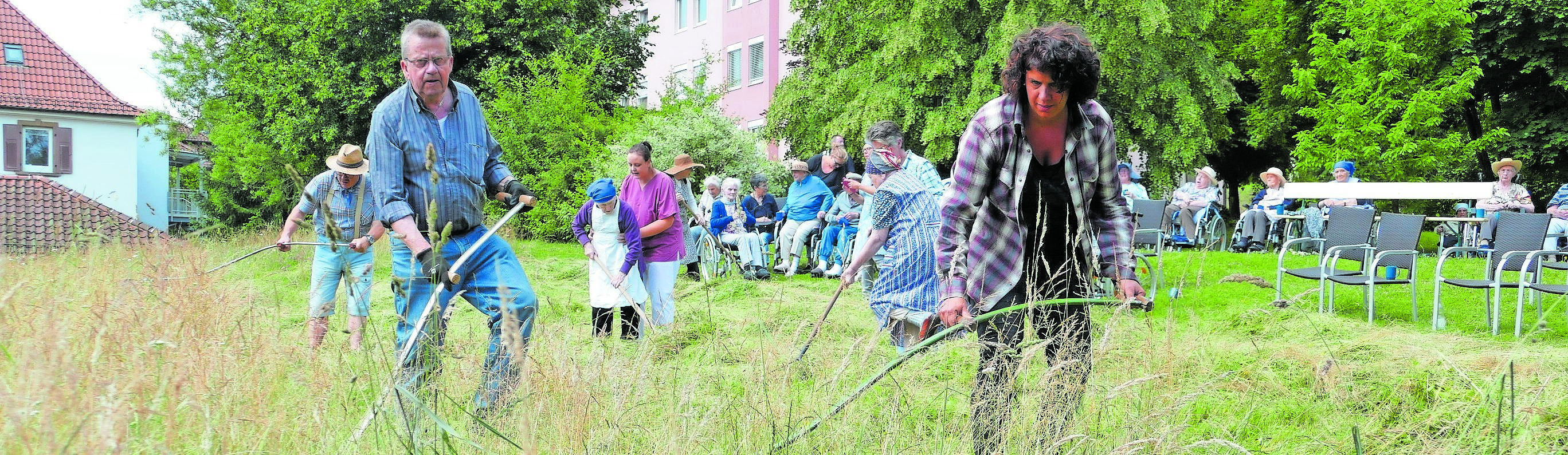 Heimleiterin Jutta Kunz holte sich mit Rolf Gerino, dem Vorsitzenden des Kreisverbandes der Obst- und Gartenbauvereine, einen Fachkundigen mit ins Boot.