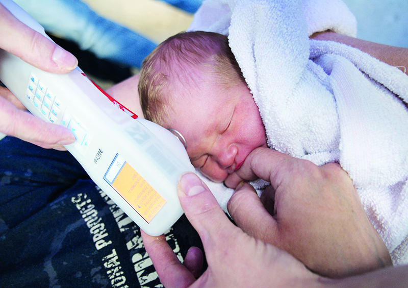 Baby Mara Loreley profitiert von dem Gerät, das die Bilirubin-Konzentration schmerzfrei über die Haut bestimmt.