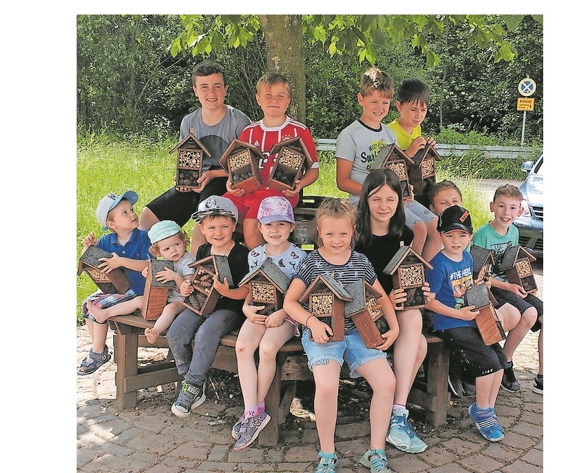 Stolz präsentieren die Kinder ihre Insektenhotels.