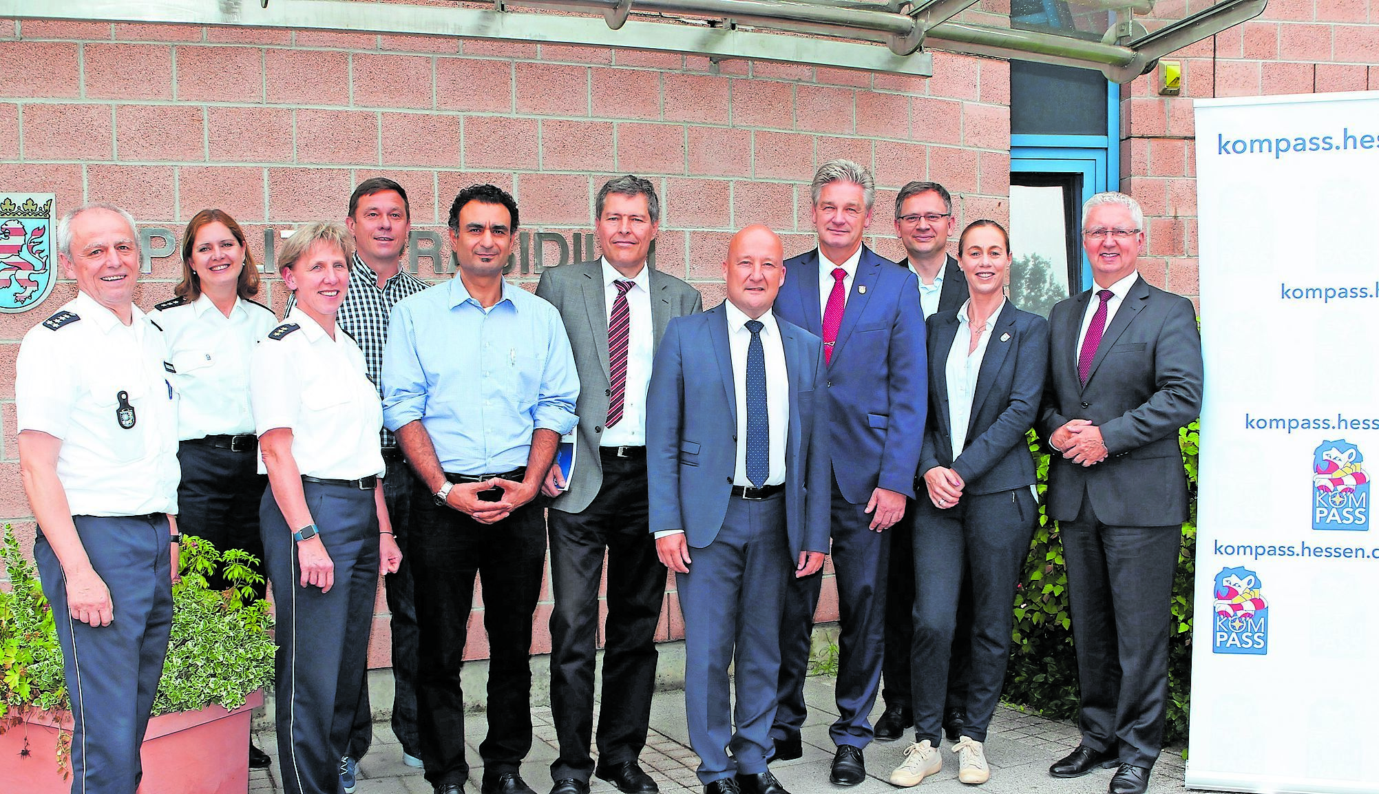 Auf Einladung des Polizeipräsidenten wurde den Vertretern der Kommunen Bensheim, Griesheim, Pfungstadt, Rüsselsheim, Michelstadt und Viernheim das neue Präventionsprogramm KOMPASS vorgestellt. (von links): Karl Jungmann, (Leiter Stabsbereich Prävention) Heidrun Wileschek, (Kompass-Beraterin), Kathrin Rahn, (Leiterin Abteilungsstab), Andreas Lanzrath (Bereichsleiter Sicherheit und Stadtpolizei Rüsselsheim), Adil Oyan (Stadtrat Bensheim), Geza Krebs-Wetzl (Bürgermeister Griesheim), Stephan Kelbert (Bürgermeister Michelstadt), Jens Bolze (1. Stadtrat Viernheim), Jochen Schmitt-Laux (Magistratsrat Rüsselsheim), Andrea Löb (Leiterin Pressestelle PP Südhessen) und Bernhard Lammel (Polizeipräsident).