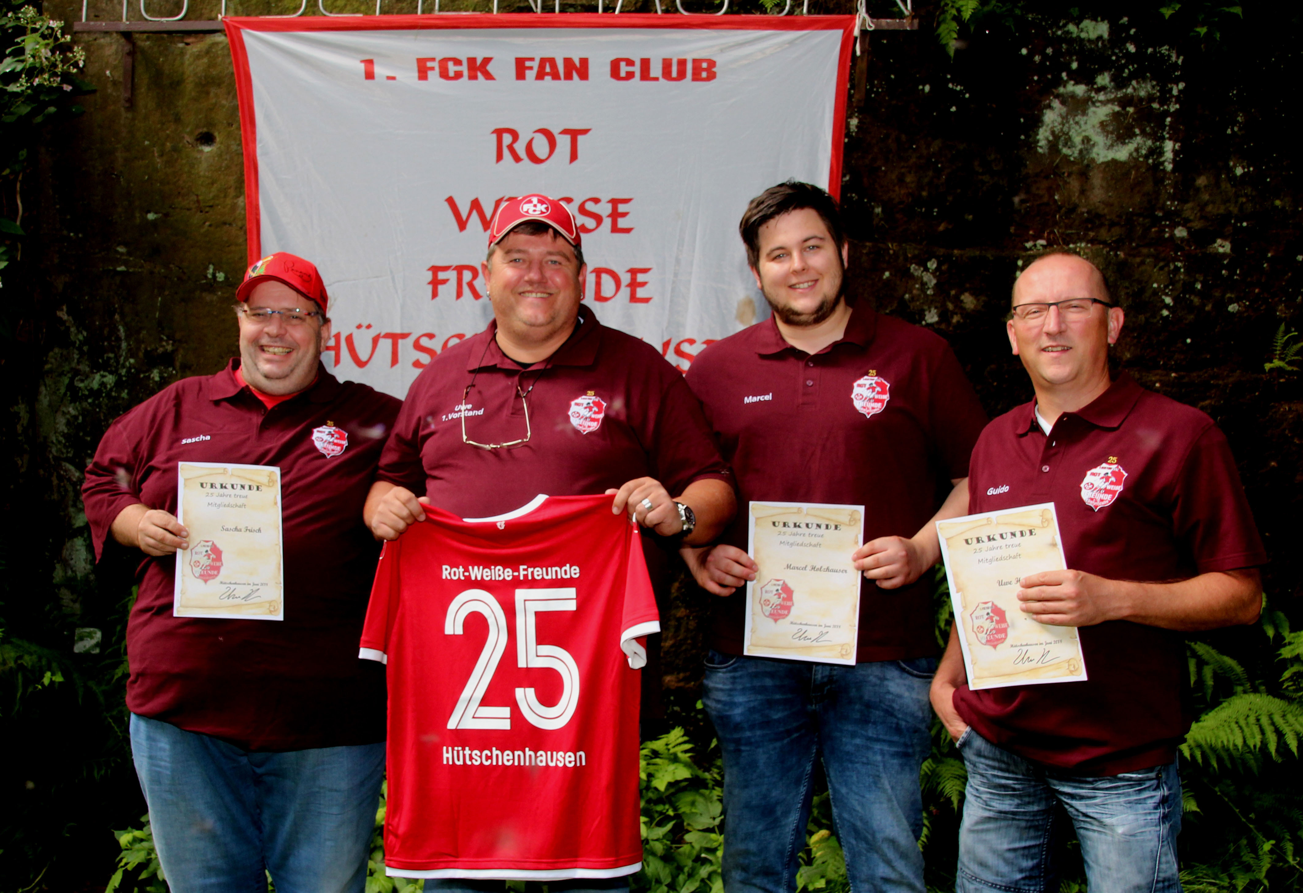 Die anwesenden Jubilare, die für 25-jährige Mitgliedschaft im FCK Fan Club Hütschenhausen geehrt wurden (v.l.):
Sascha Frisch, Uwe Holzhauser, Marcel Holzhauser und Guido Kurz