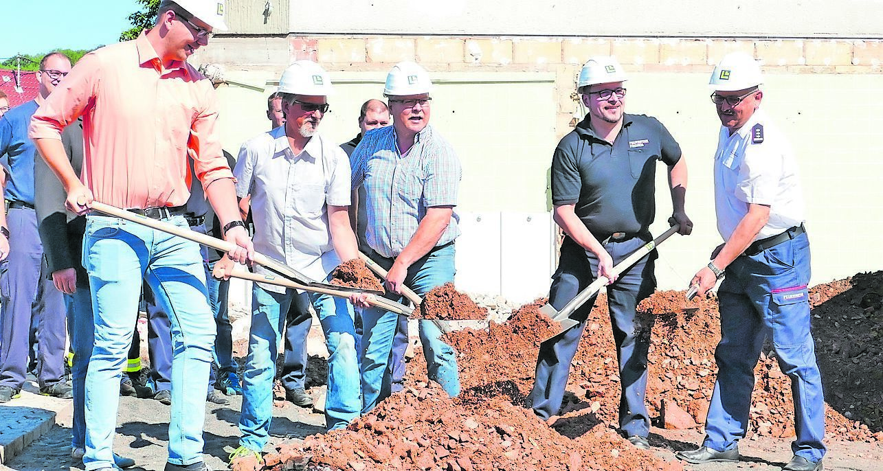 „Hoch die Schipp“ beim obligatorischen Spatenstich zu dem erweiterten Feuerwehrgerätehaus: Von rechts Gemeindewehrführer Paul Haupenthal, Löschbezirksführer Jochen Becker, Bürgermeister Karl Josef Scheer, ein Vertreter Baufirma Linnebacher und Niclas Stoll vom Planungsbüro Stoll in Freisen (v. r. n. l.)