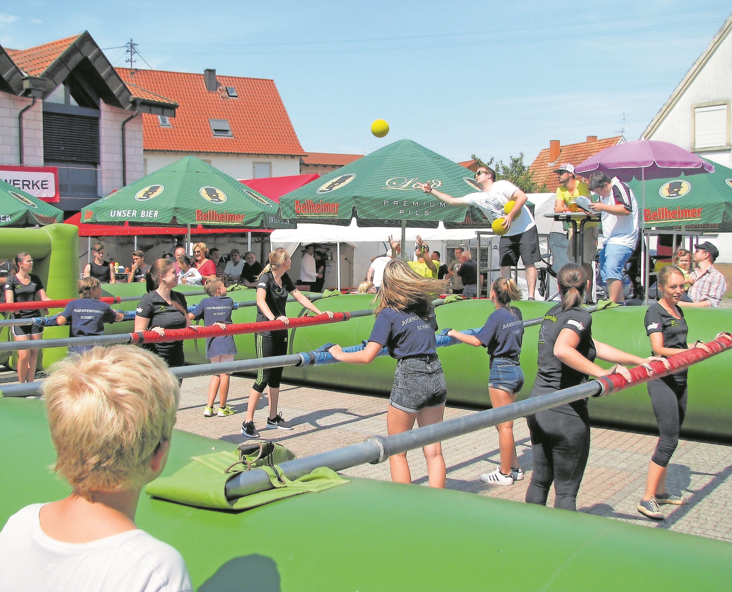 Der Samstagmittag steht ganz im Zeichen des XXL-Kicker-Fußballturnier.