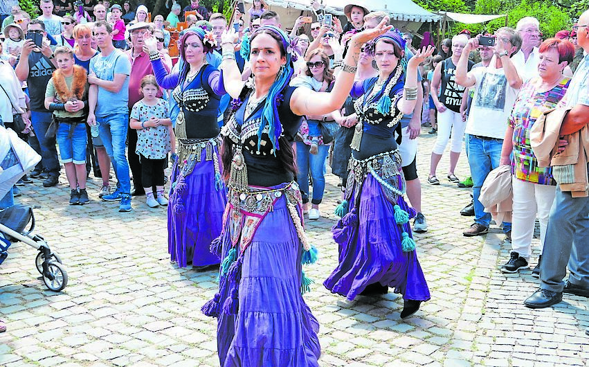 Toller Anblick: Tanzgruppe „Shabanna Atesh“