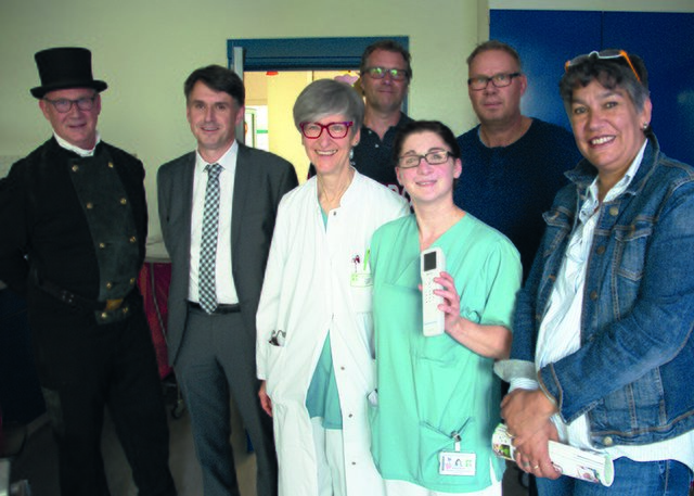 Freuen sich, dass BiliChek Babys künftig schmerzhafte Blutentnahmen erspart: Michael Bauer (v.l.), Landesinnungsmeister, Frank Simbgen, Schulleiter der BBS1, Dr. Dagmar Dundurs, Leitende Oberärztin, Uwe Klemens, Eistaucher, Sabrina Becker, Stv. Stationsleitung der Säuglingsstation 20/3, Thomas Jörg, Eistaucher, und Nomi Banerji-Gevaudan, Lehrerin an der BBS1