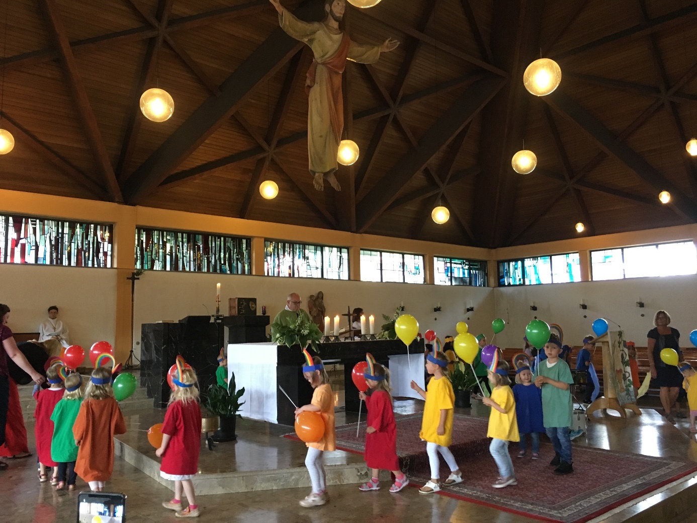 Die Kindergartenkinder und ihre Erzieherinnen gestalteten den sonntäglichen Gottesdienst