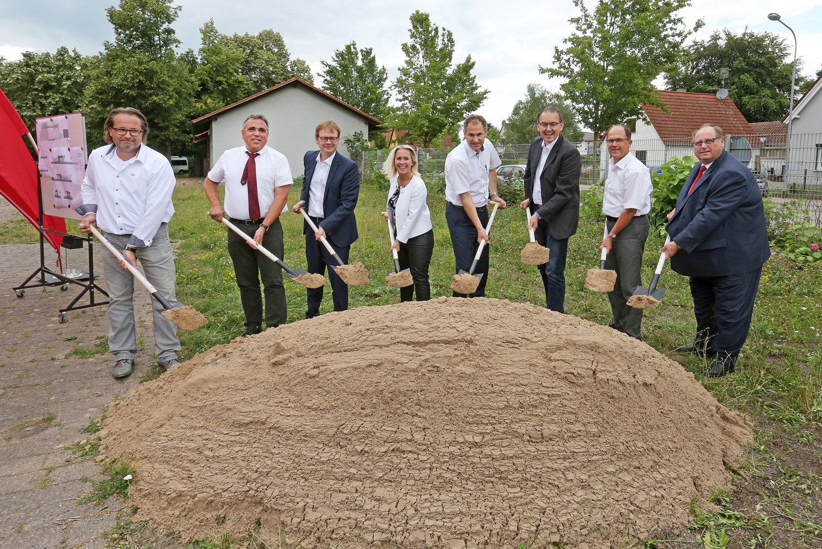 Spatenstich für die neue DRK-Rettungswache in Herxheim
(v.l.n.r.): Architekt Stefan Streuber, Bereichsliter Rettungsdienst Uwe Frohn, MdB Dr. Thomas Gebhardt, Landrätin Dr. Susanne Ganster, Landrat Dietmar Seefeldt, Erster Beigeordneter VG Herxheim Georg Kern, Bürgermeister Gemeinde Herxheim Ludwig Trauth und Bernd Fischer Geschäftsführer DRK Rettungsdienst Südpfalz GmbH. Foto: DRK