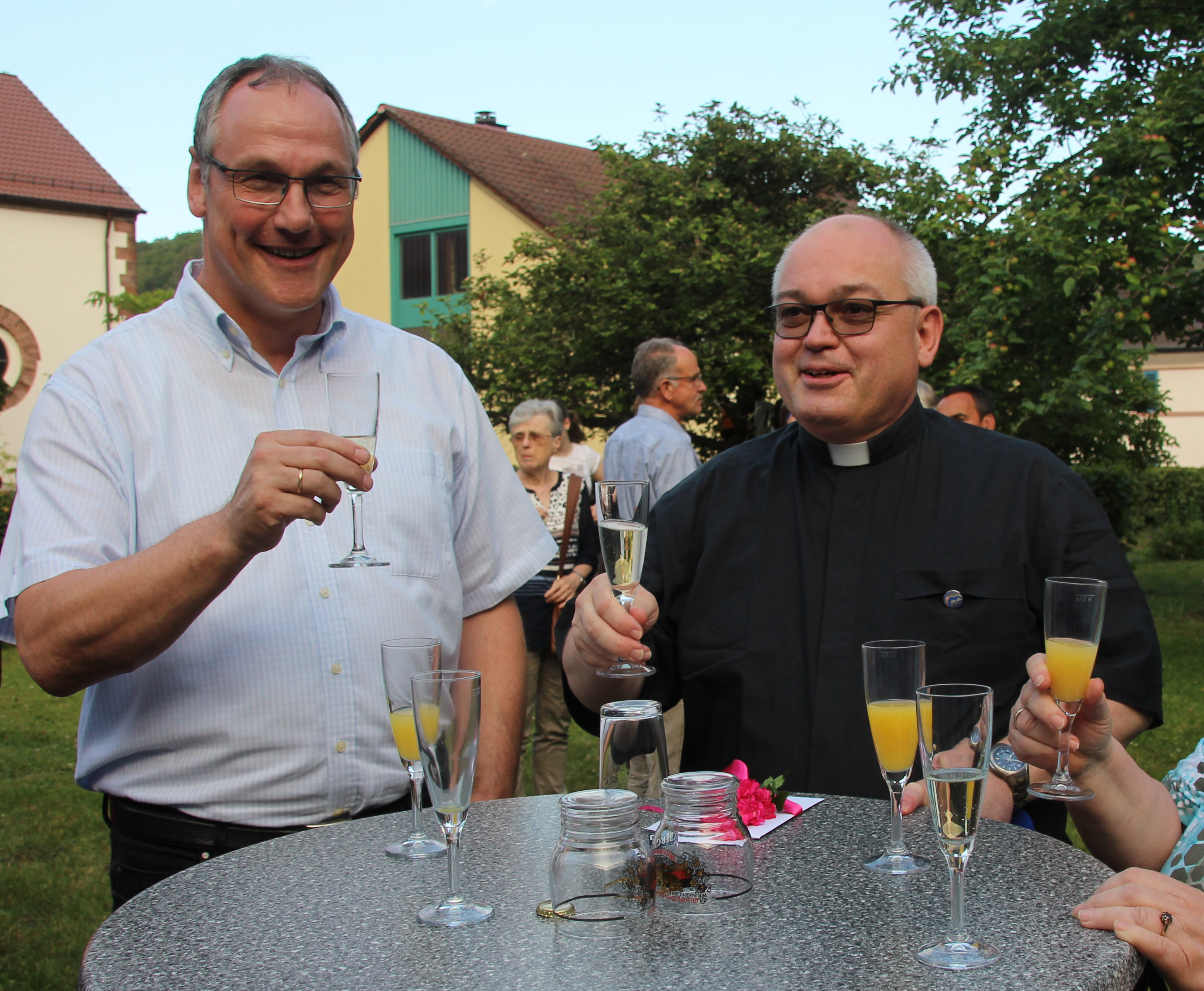 Matthias Donauer (links) gratulierte im Namen der Kindsbacher Kolpingfamile Pfarrer Jörg Stengel zum silbernen Priesterjubiläum