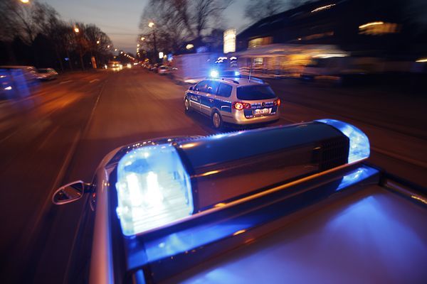 Eine rasante Verfolgungsjagd fand in der Nacht von Donnerstag auf Freitag auf der B9 statt. (Symbolbild)