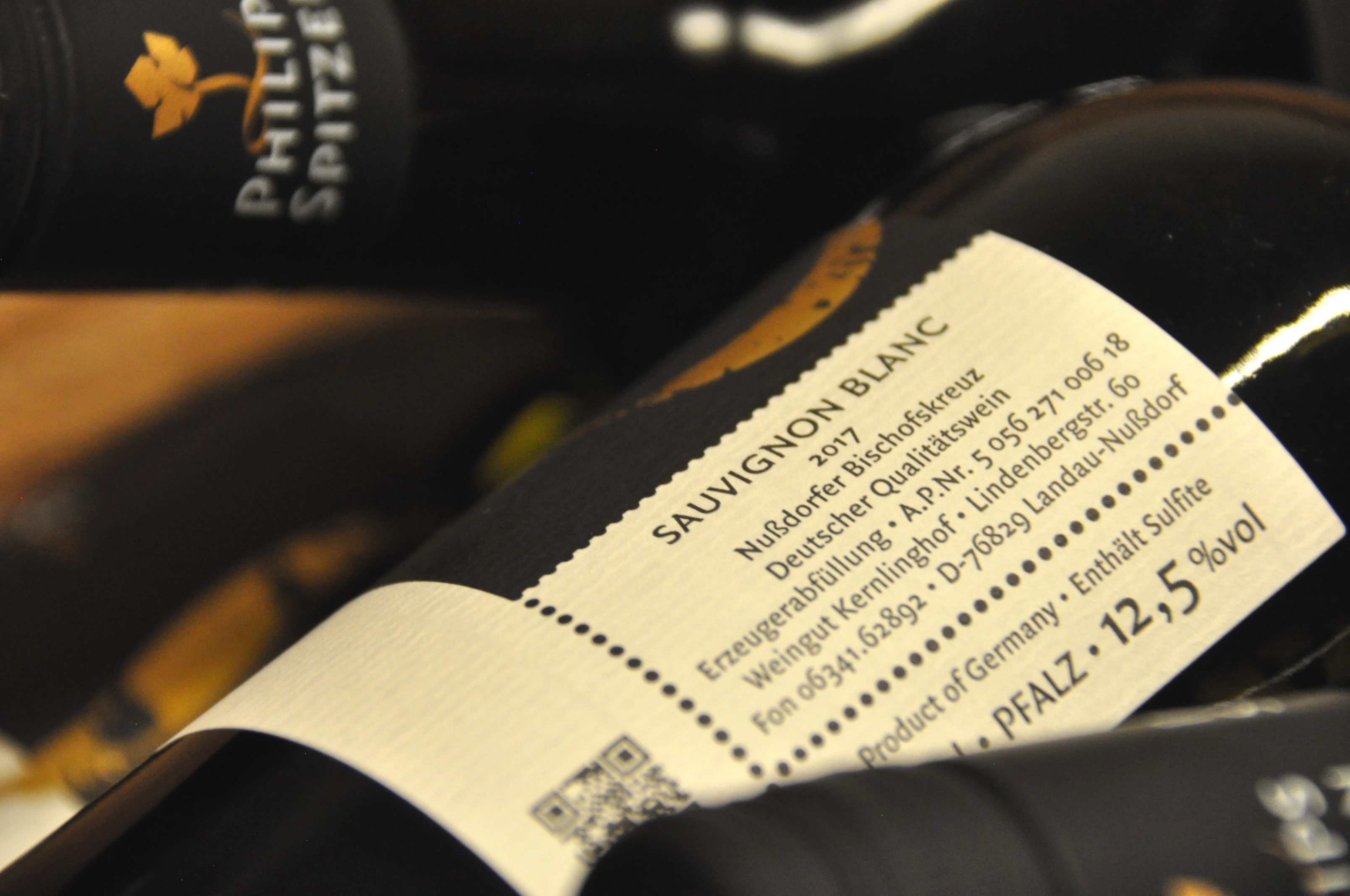 Landaus Oberbürgermeister Thomas Hirsch reist nicht mit leeren Händen zum Festgottesdienst für Kardinal Friedrich Wetter nach München: Im Gepäck hat er einen Sauvignon Blanc des Weinguts Kernlinghof aus Nußdorf. Der Wein der Lage „Nußdorfer Bischofskreuz“ wird beim Gottesdienst standesgemäß als Messwein gereicht. Foto: stp