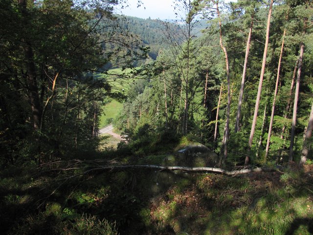 ein Blick hinunter zur Straße und dem Parkplatz 