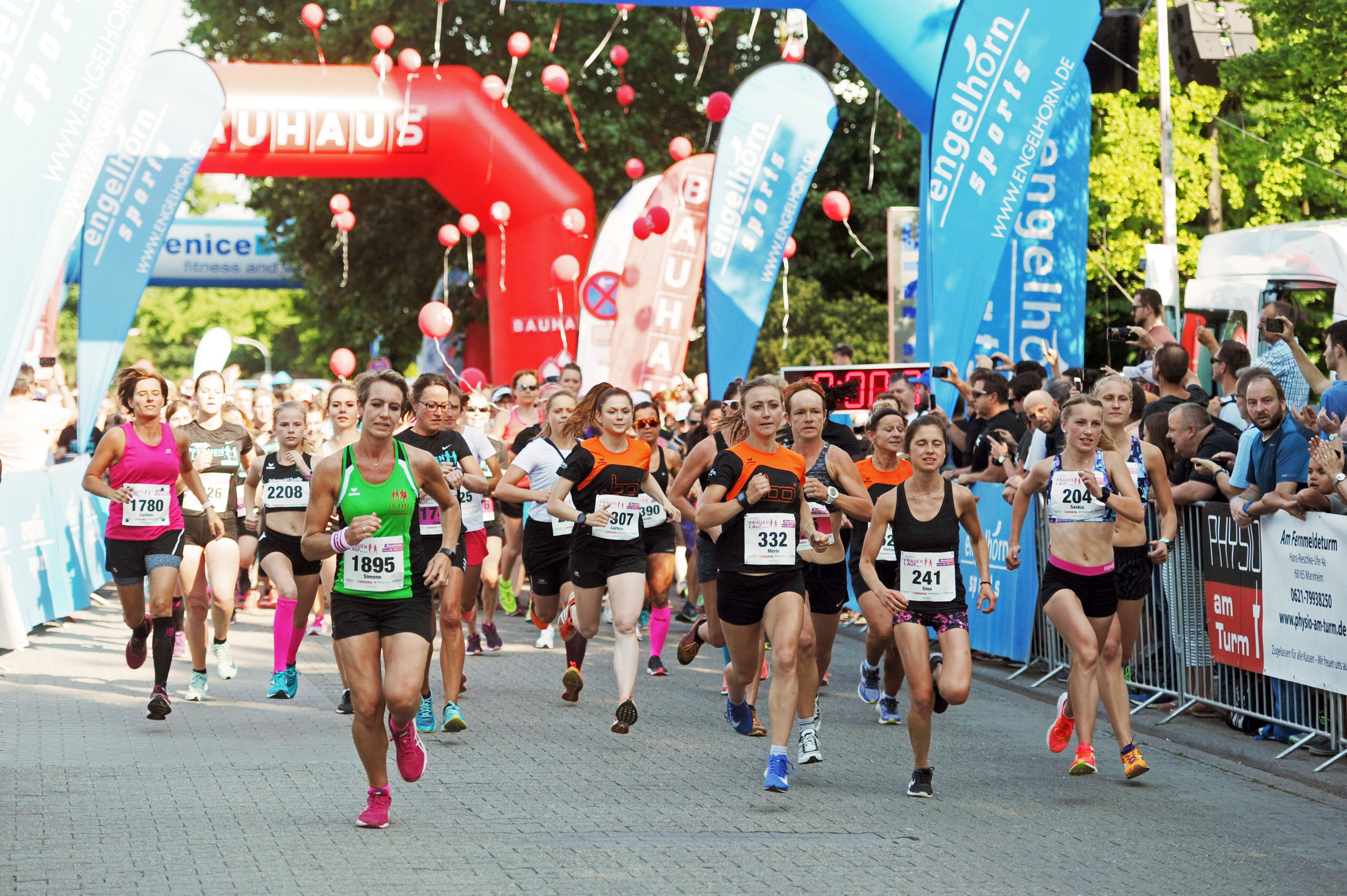 Los geht's: nach dem Startschuss zum 5. engelhorn sports Frauenlauf Mannheim.